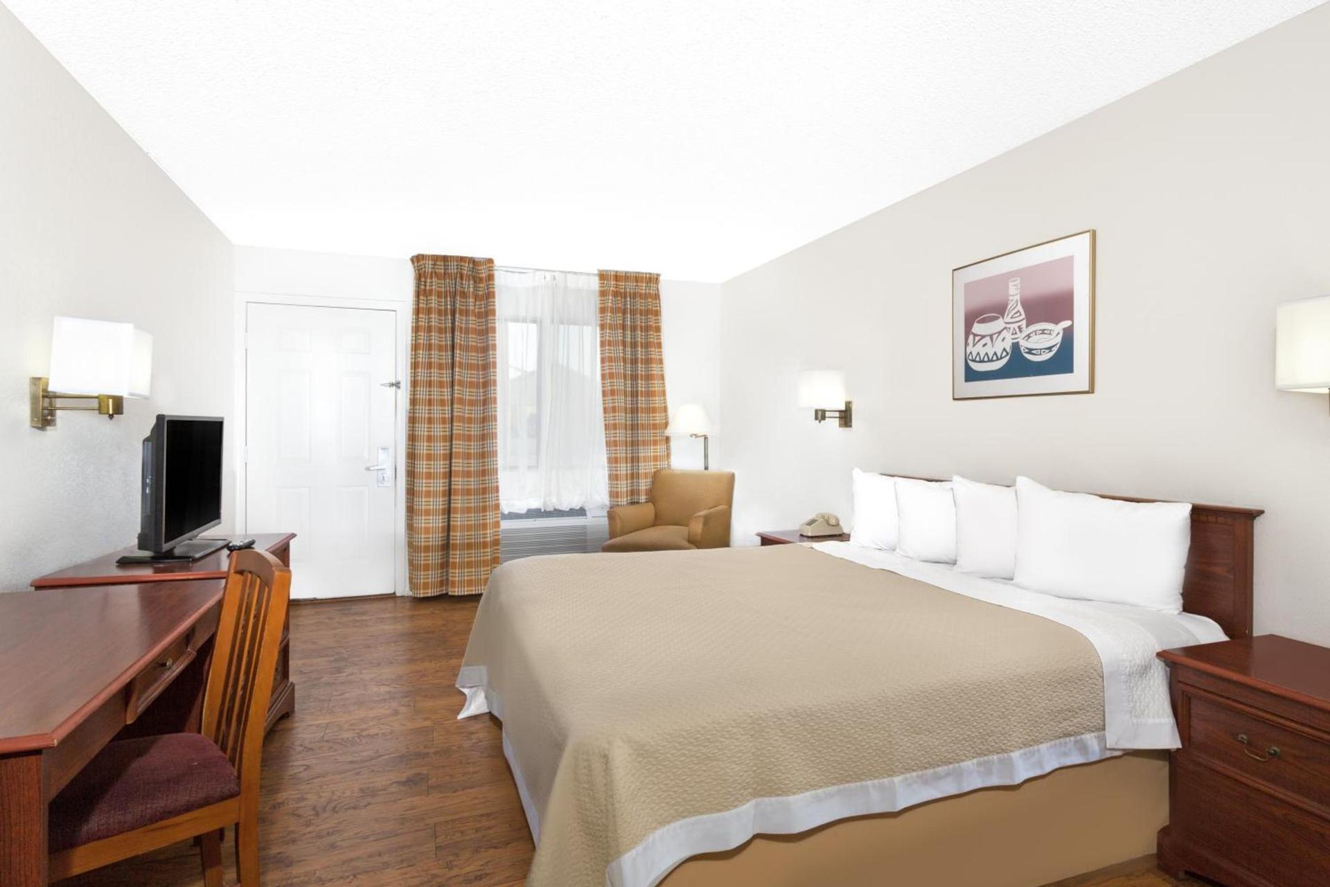 Days Inn by Wyndham Kingman West photo 18