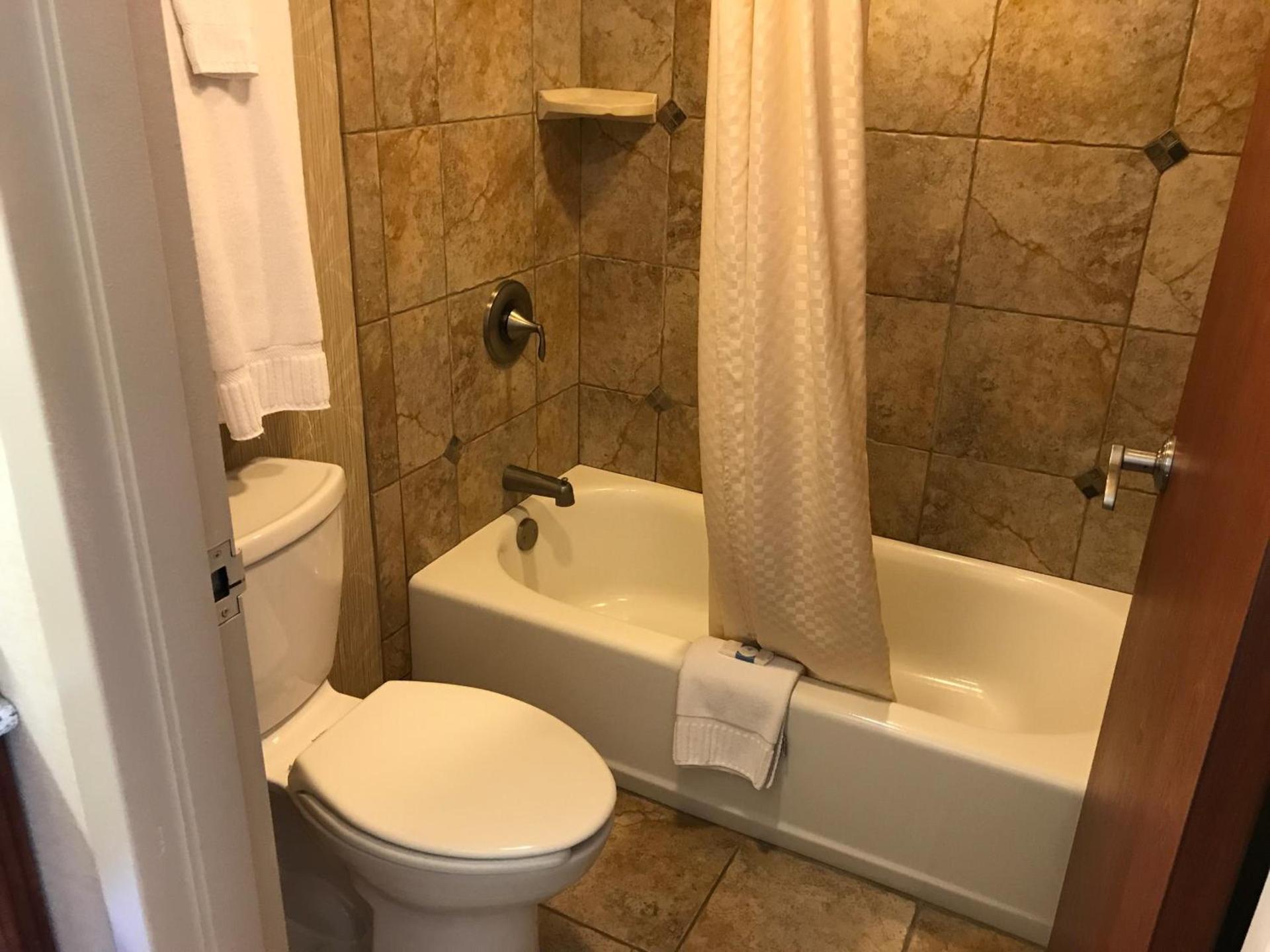 Norfolk Country Inn and Suites photo 12