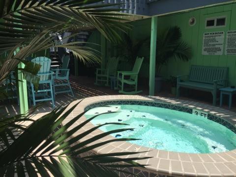 Upper Deck Hotel and Bar - Adults Only photo 7