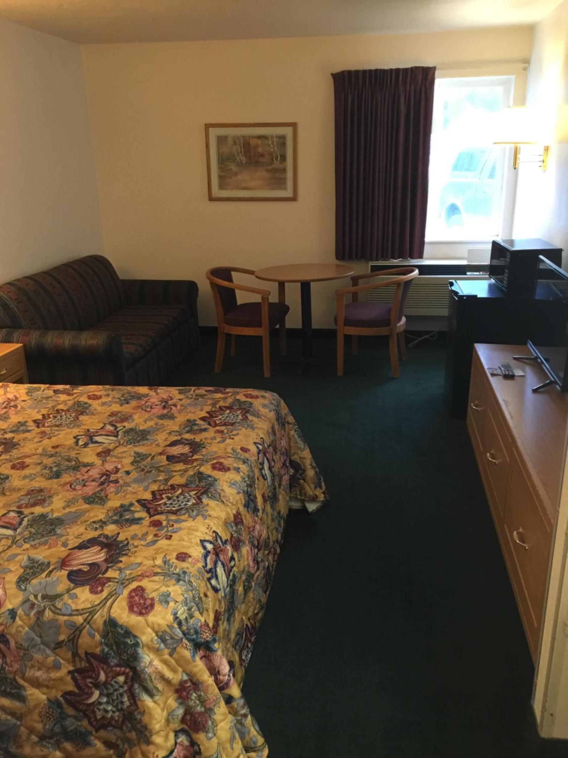 Economy Inn & Suites photo 26