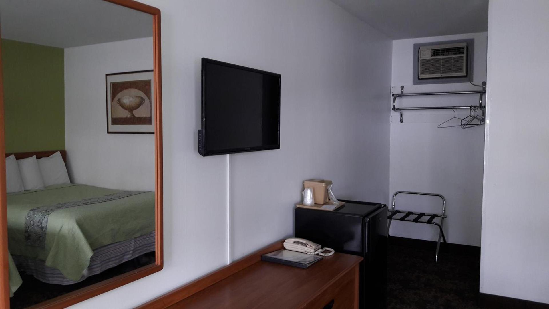 Pinebrook Motel photo 25