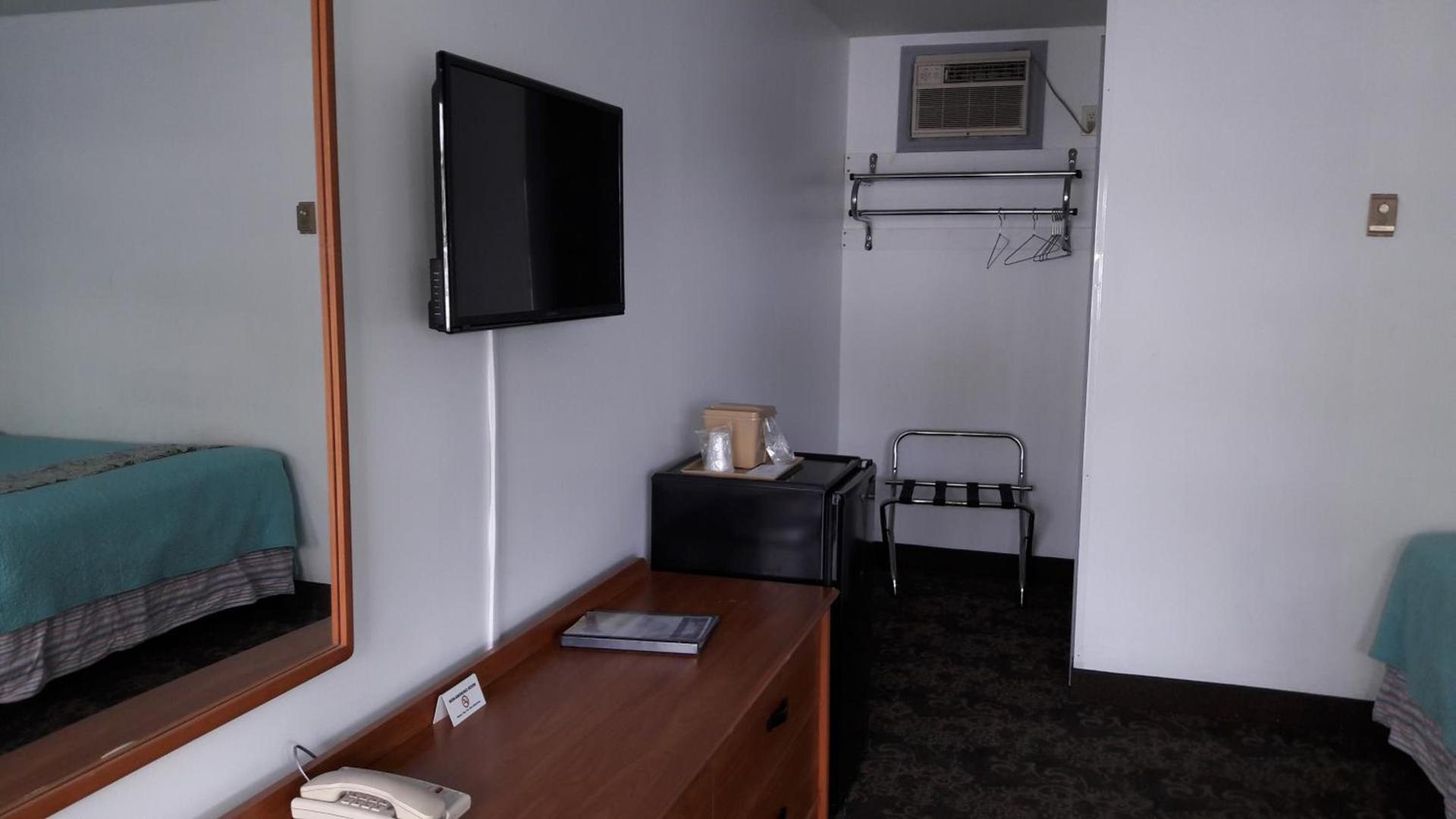 Pinebrook Motel photo 24