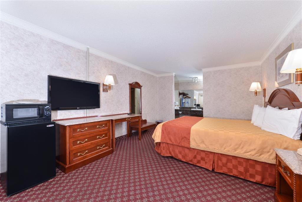 Americas Best Value Inn & Suites - Fontana photo 6