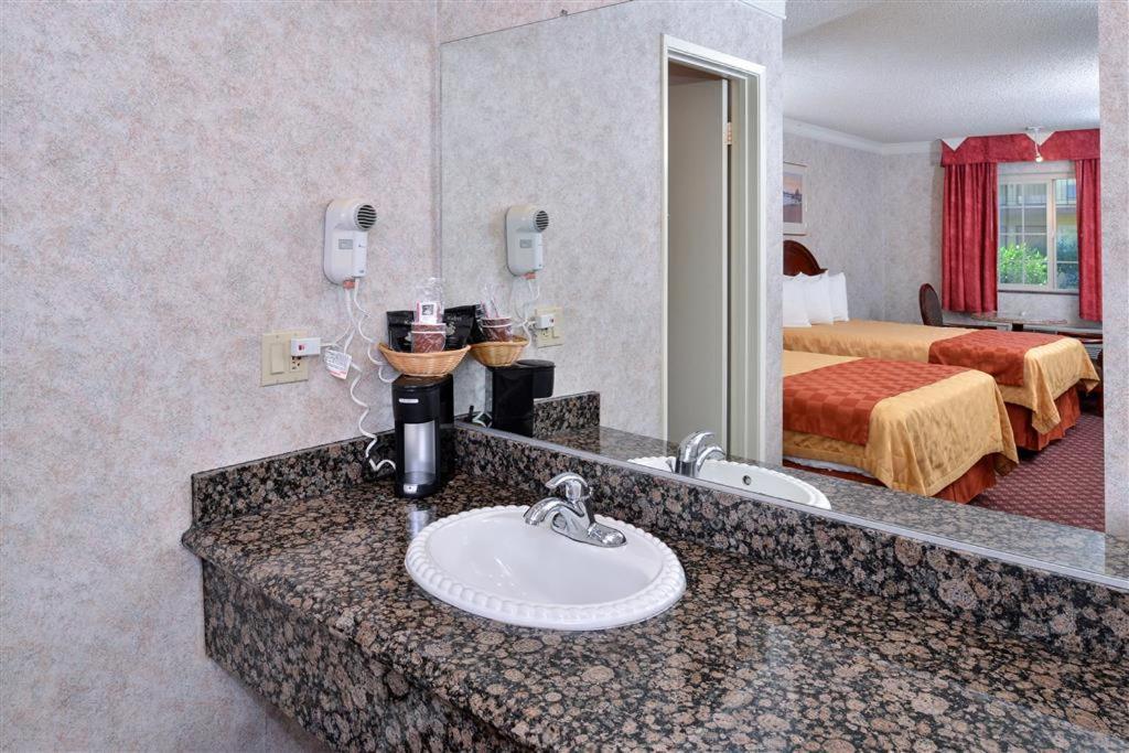 Americas Best Value Inn & Suites - Fontana photo 11