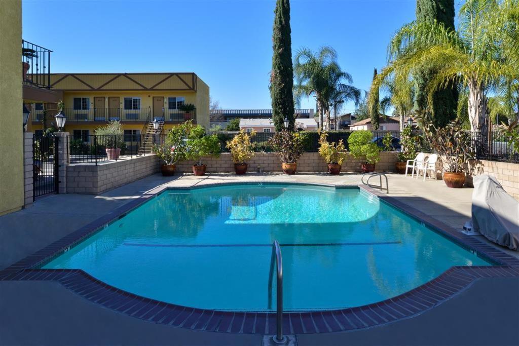 Americas Best Value Inn & Suites - Fontana photo 10