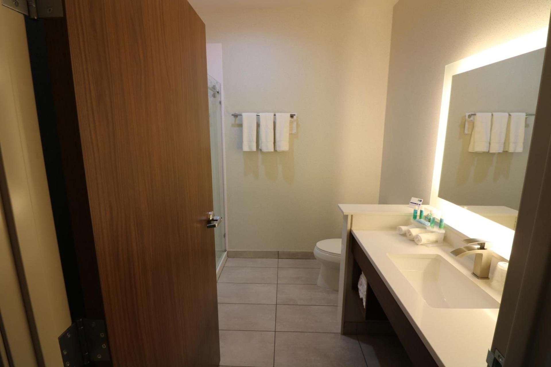Holiday Inn Express & Suites - Coffeyville by IHG photo 11