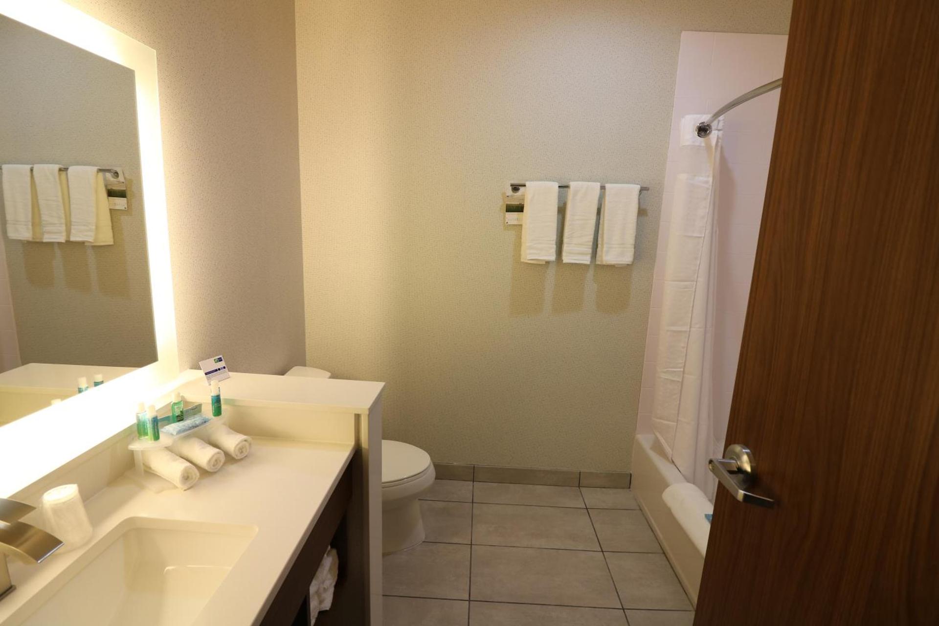 Holiday Inn Express & Suites - Coffeyville by IHG photo 12