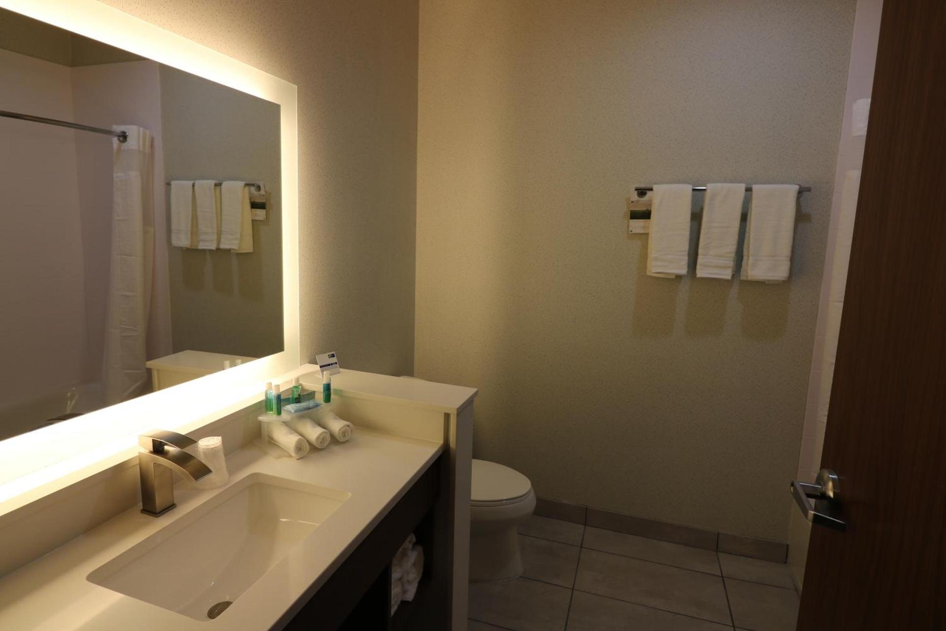 Holiday Inn Express & Suites - Coffeyville by IHG photo 5