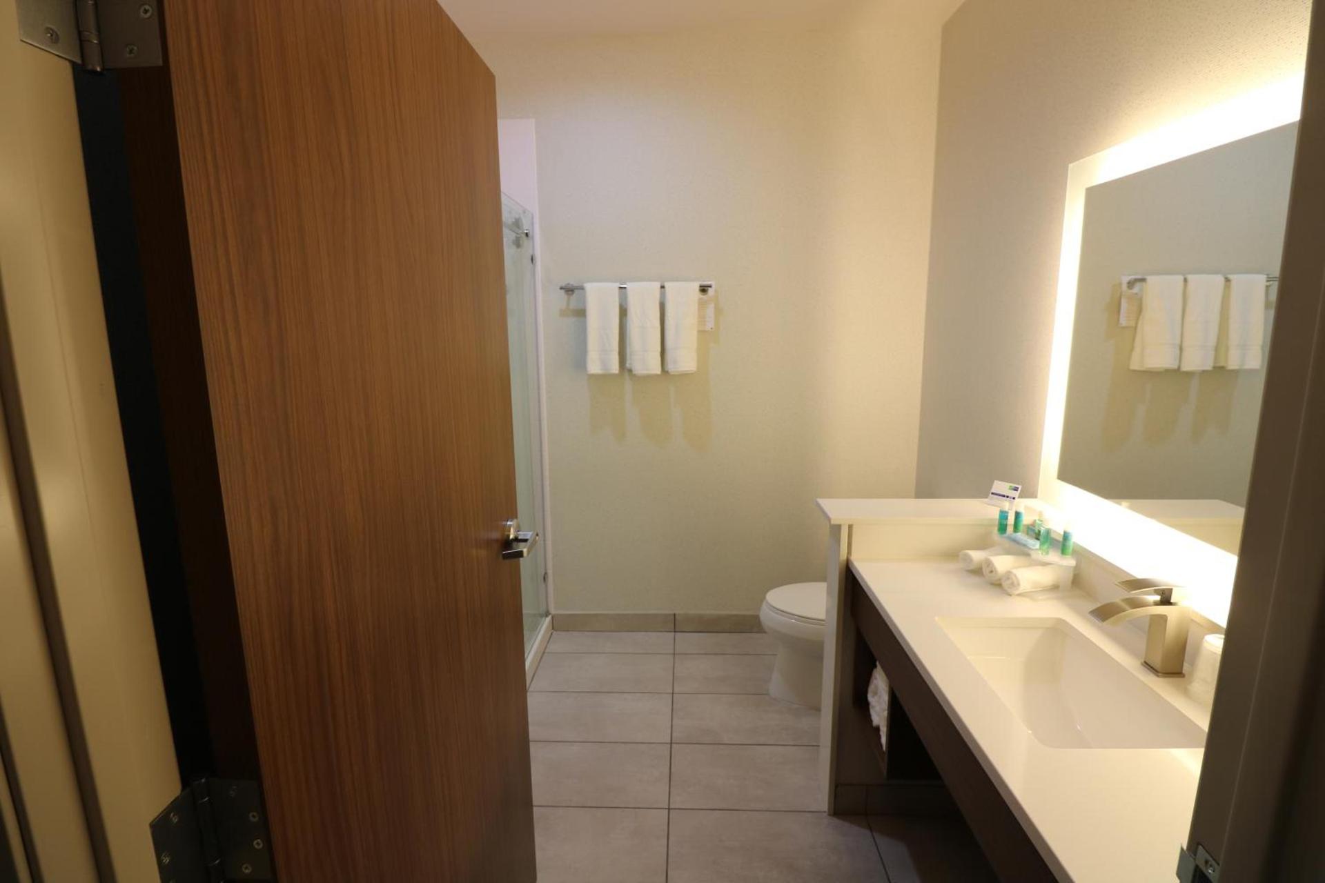 Holiday Inn Express & Suites - Coffeyville by IHG photo 7