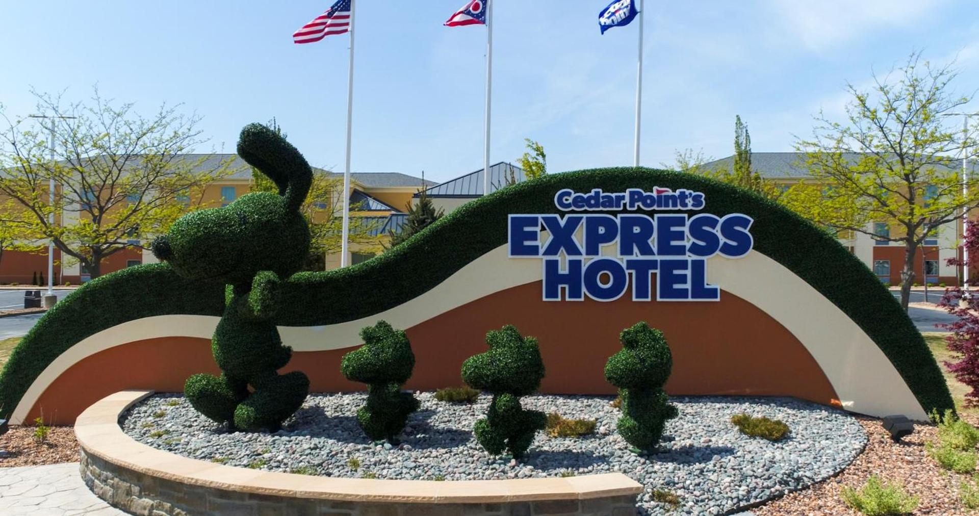 Cedar Point's Express Hotel photo 6