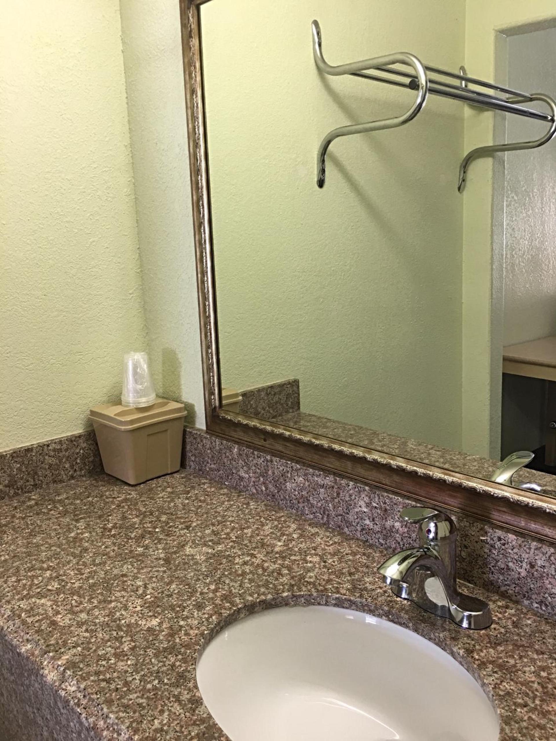 Budget Inn photo 9