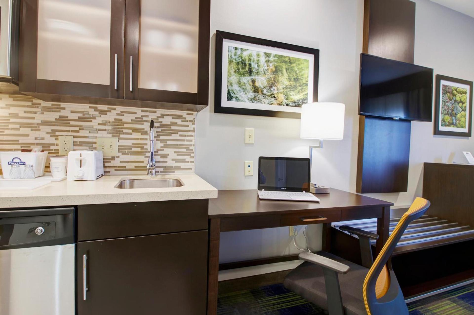 Days Inn & Suites by Wyndham Port Arthur photo 36