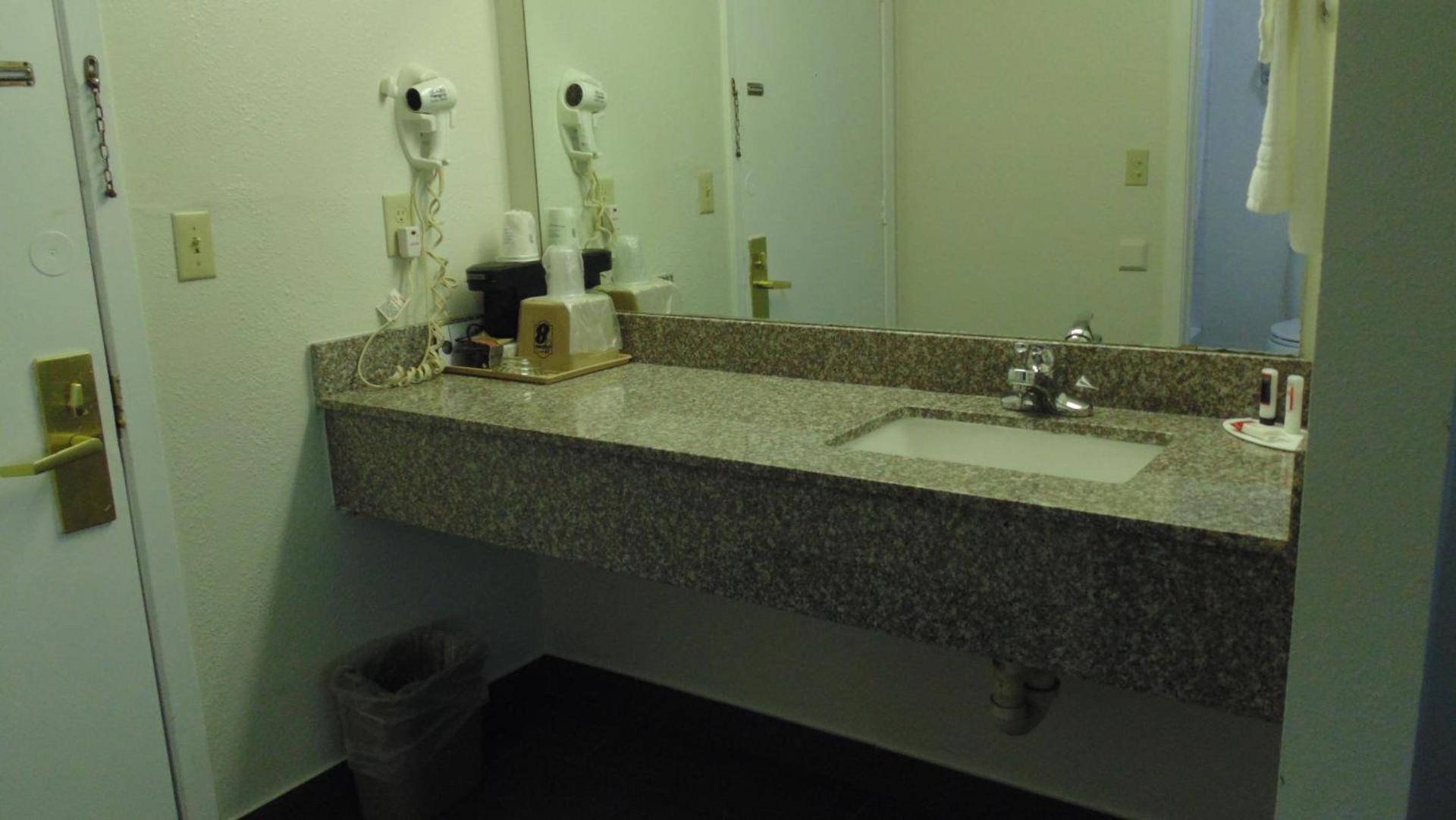 Super 8 by Wyndham Sapulpa/Tulsa Area photo 22