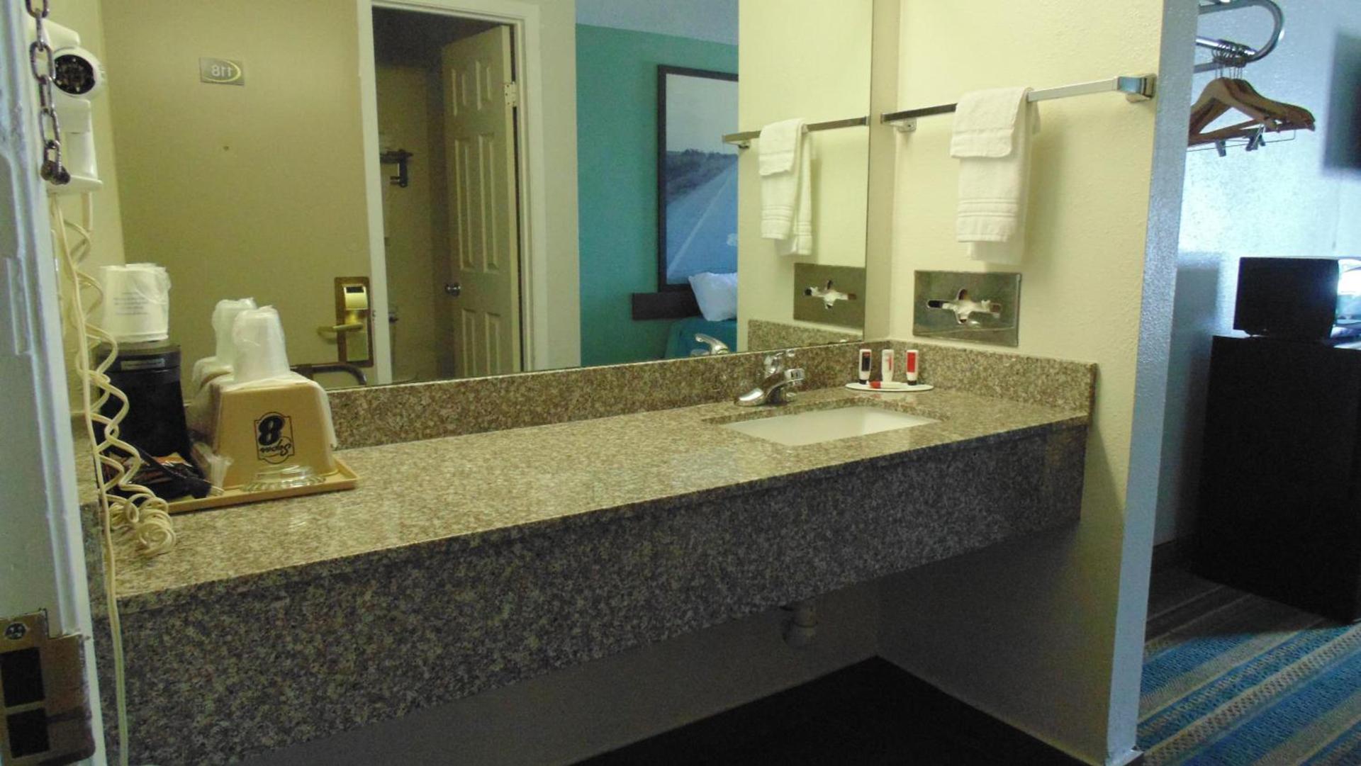 Super 8 by Wyndham Sapulpa/Tulsa Area photo 27