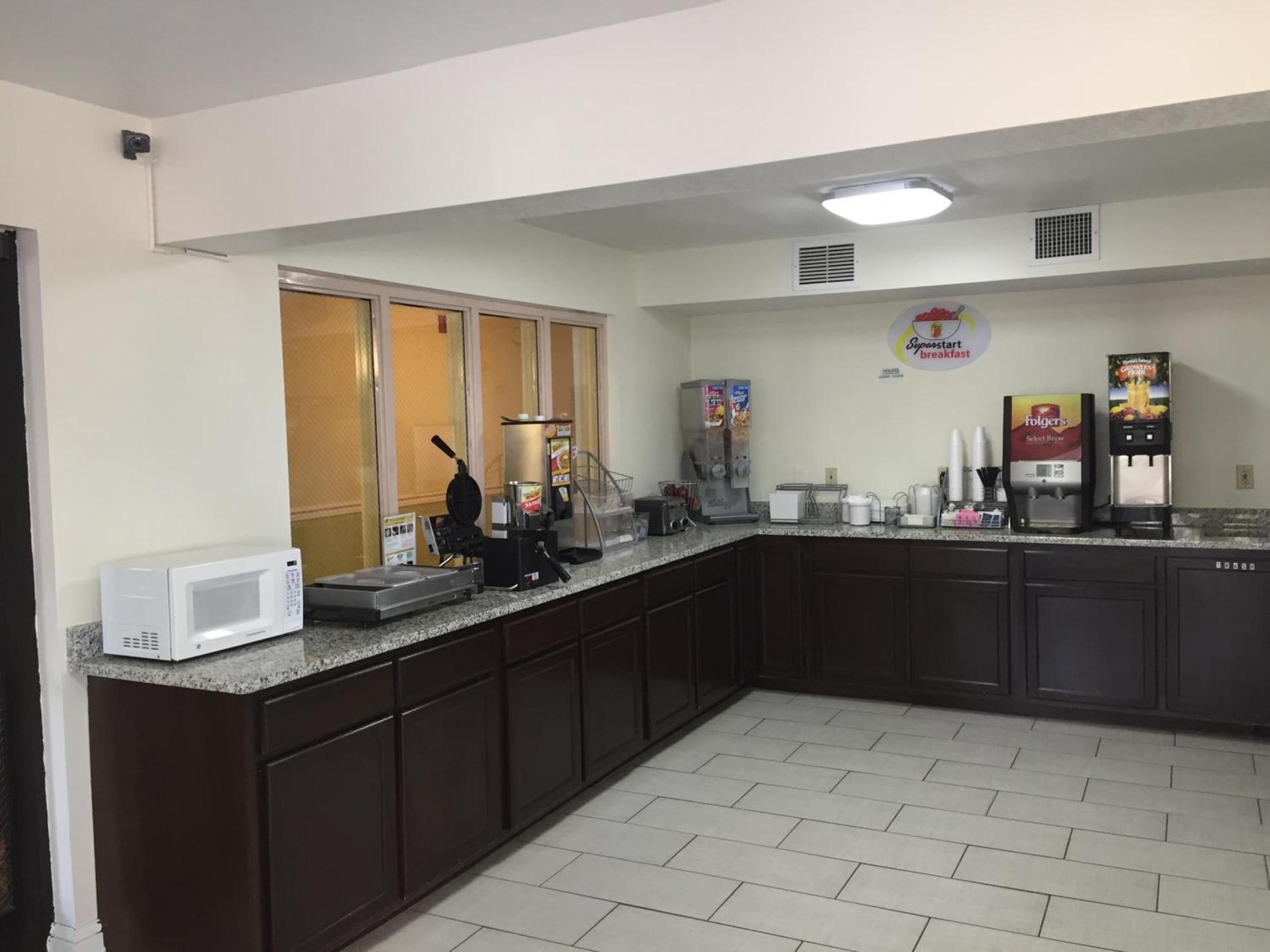 Super 8 by Wyndham Dandridge photo 17