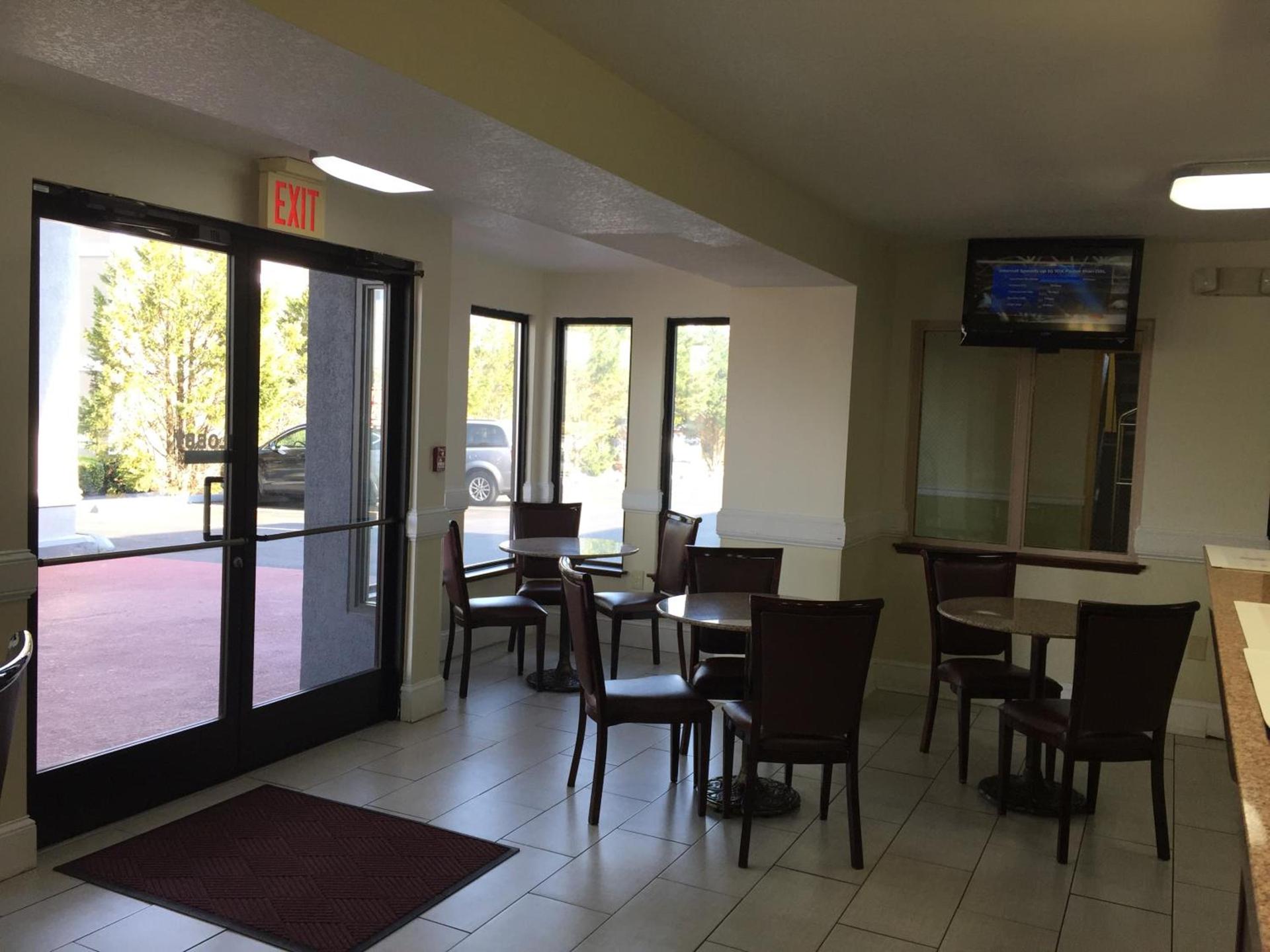 Super 8 by Wyndham Dandridge photo 18