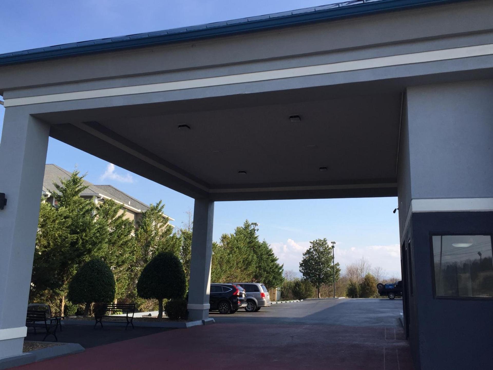 Super 8 by Wyndham Dandridge photo 23