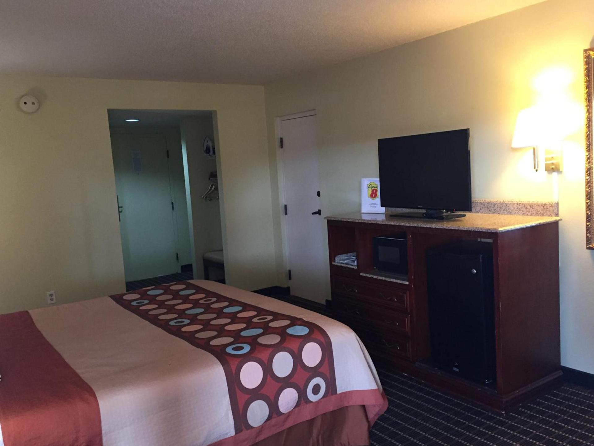 Super 8 by Wyndham Dandridge photo 42