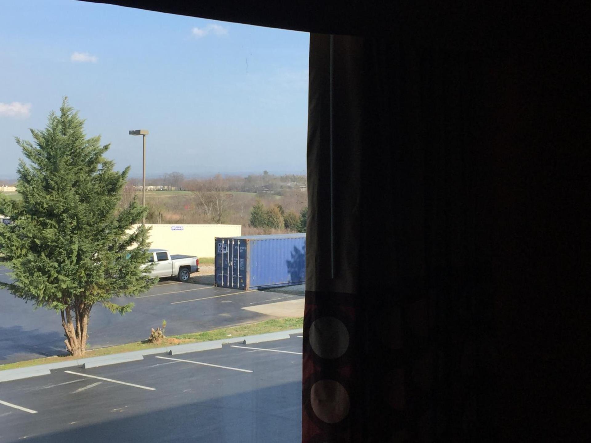 Super 8 by Wyndham Dandridge photo 35