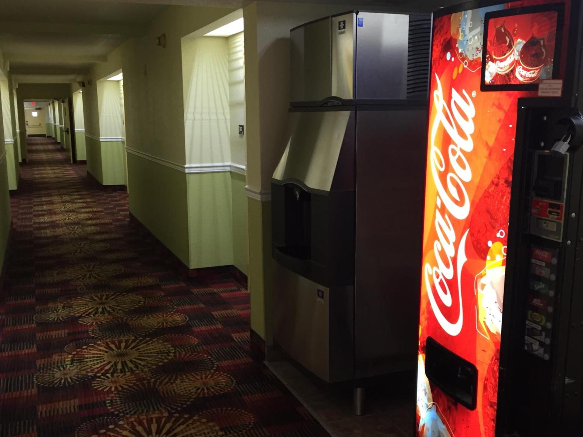 Super 8 by Wyndham Dandridge photo 44