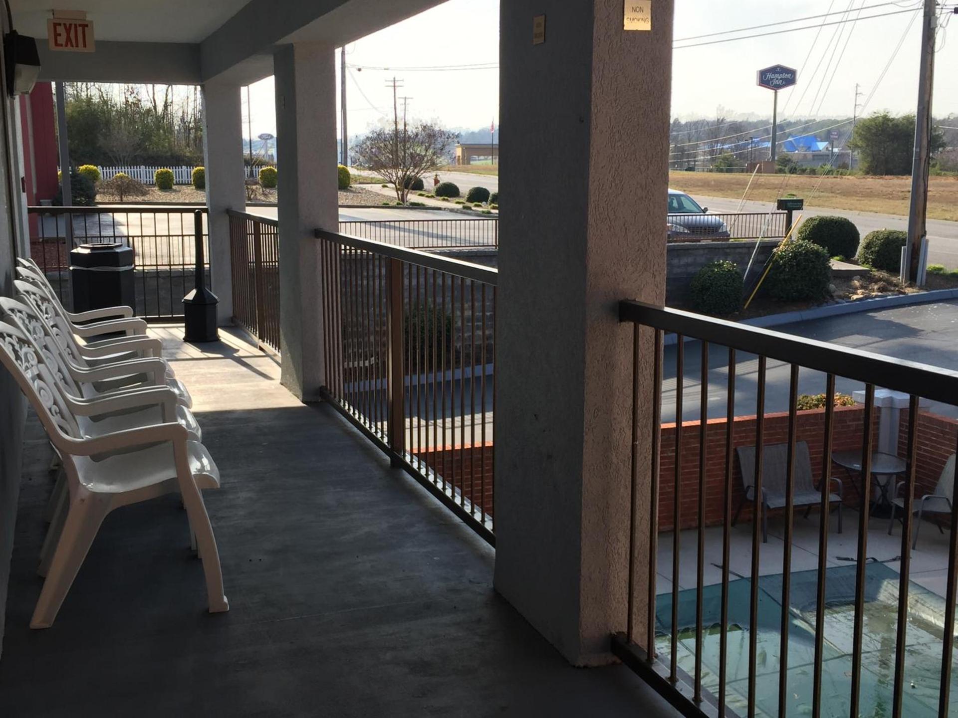Super 8 by Wyndham Dandridge photo 31