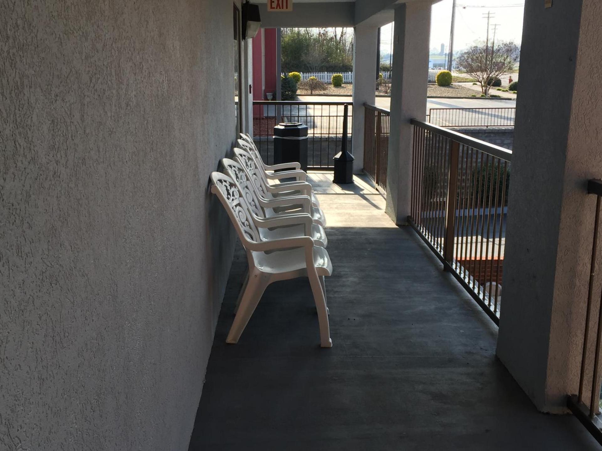 Super 8 by Wyndham Dandridge photo 32