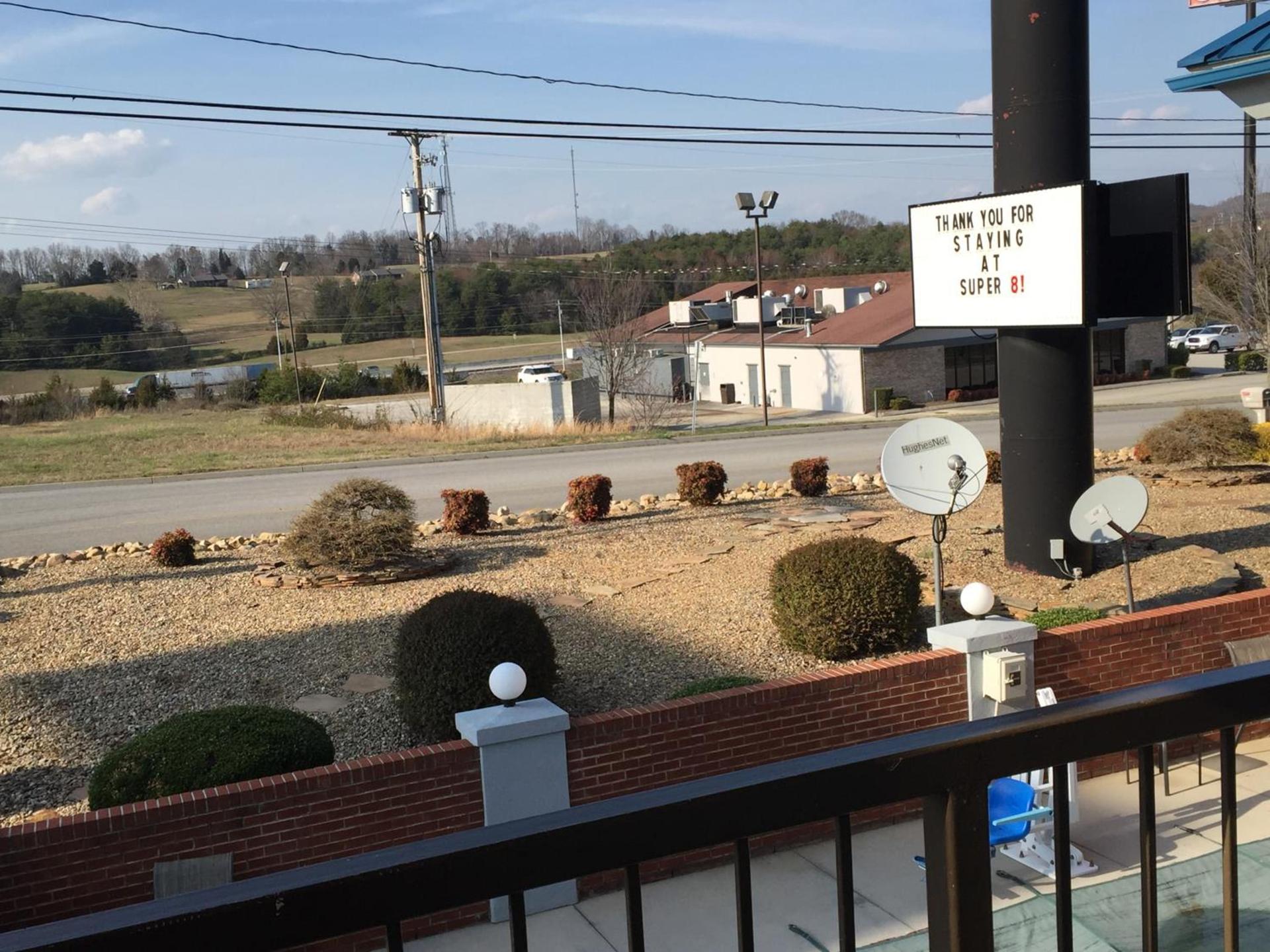 Super 8 by Wyndham Dandridge photo 33