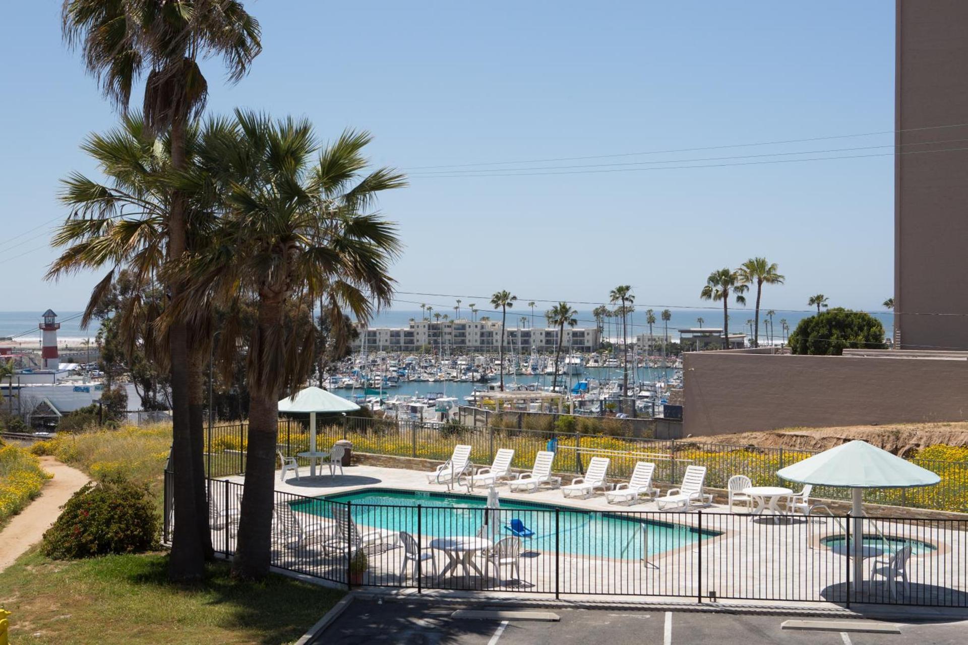 Days Inn by Wyndham Oceanside photo 5