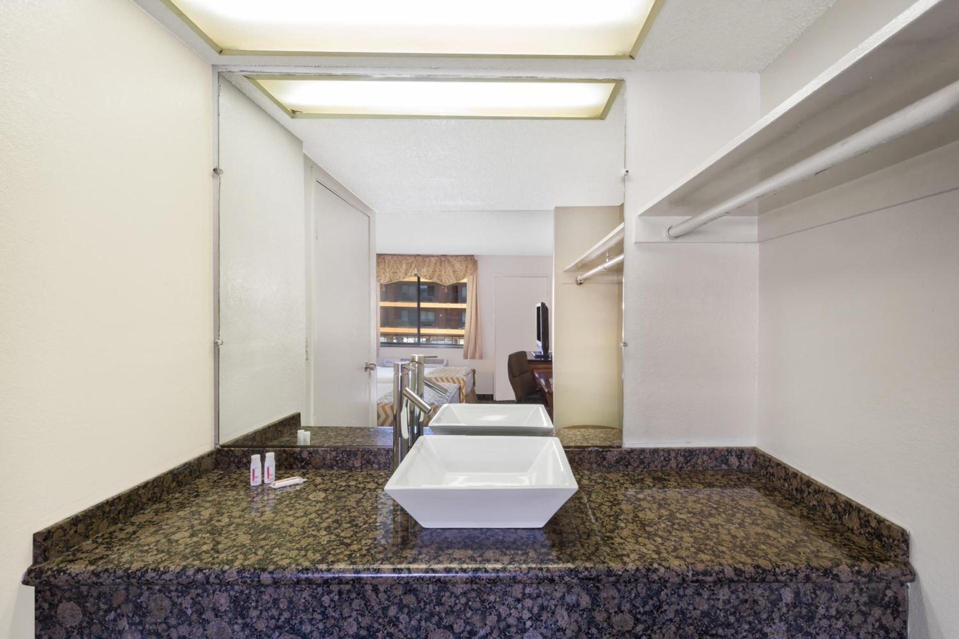Travelodge by Wyndham Reno photo 25