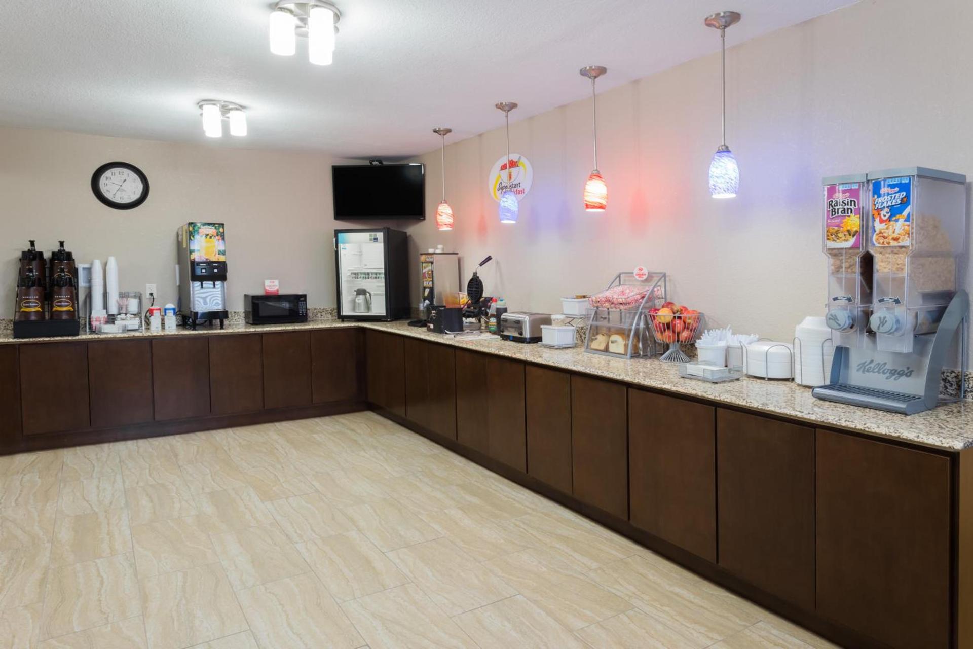 Super 8 by Wyndham Janesville photo 29