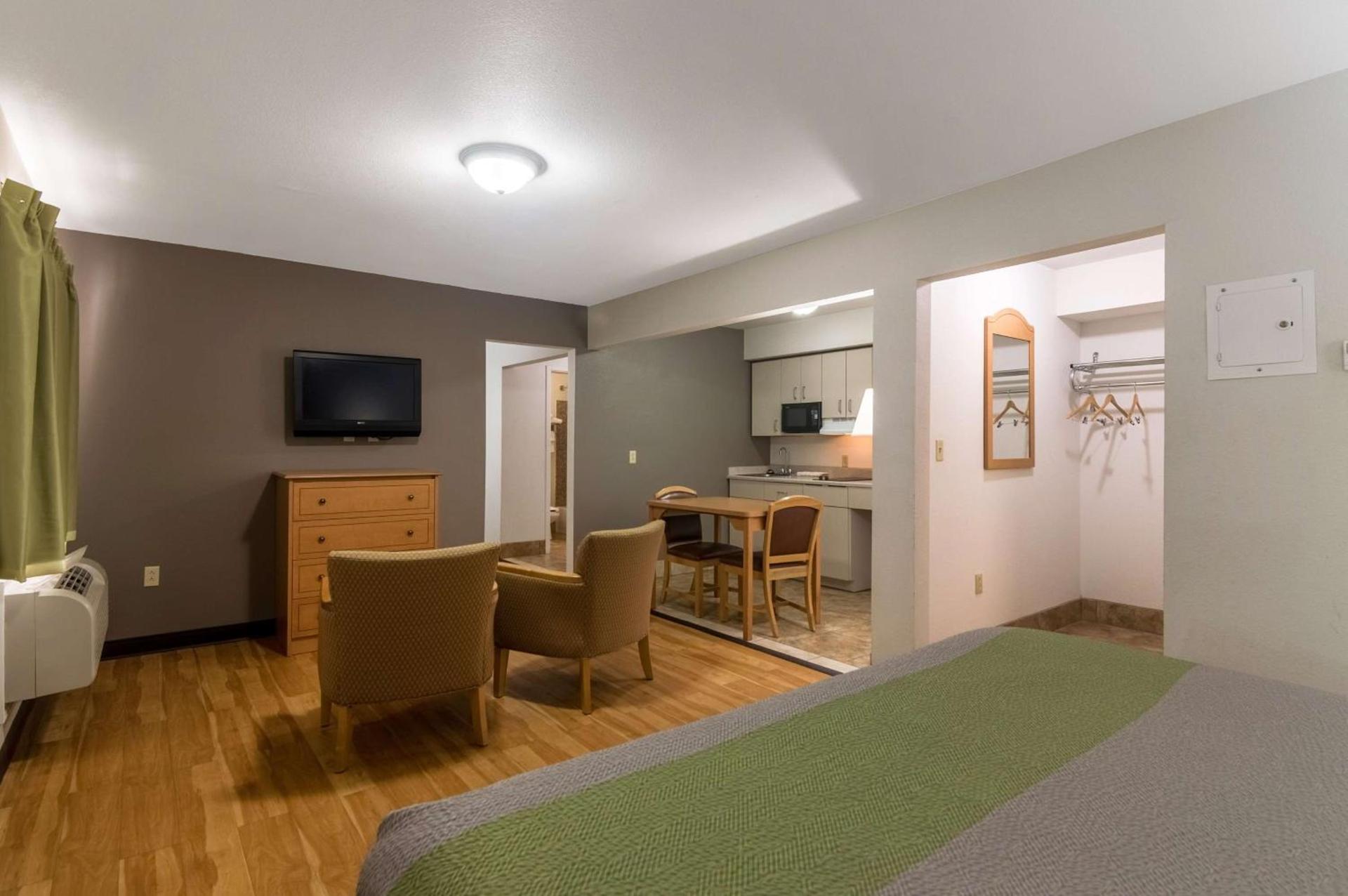 Blue Bonnet Suites -Lubbock, TX - Medical Center photo 9