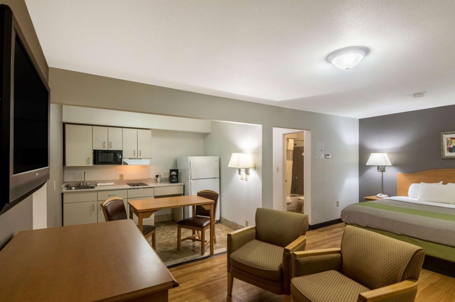 Blue Bonnet Suites -Lubbock, TX - Medical Center photo 11