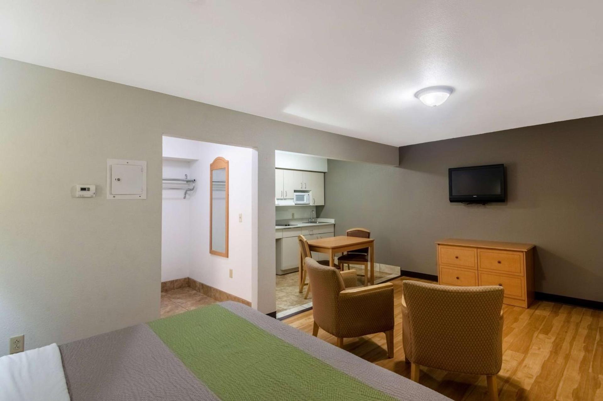 Blue Bonnet Suites -Lubbock, TX - Medical Center photo 15