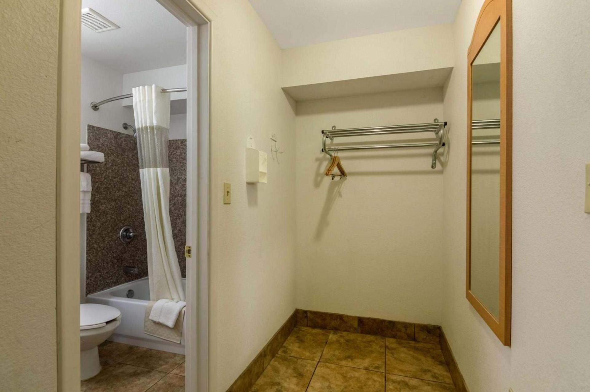 Blue Bonnet Suites -Lubbock, TX - Medical Center photo 22