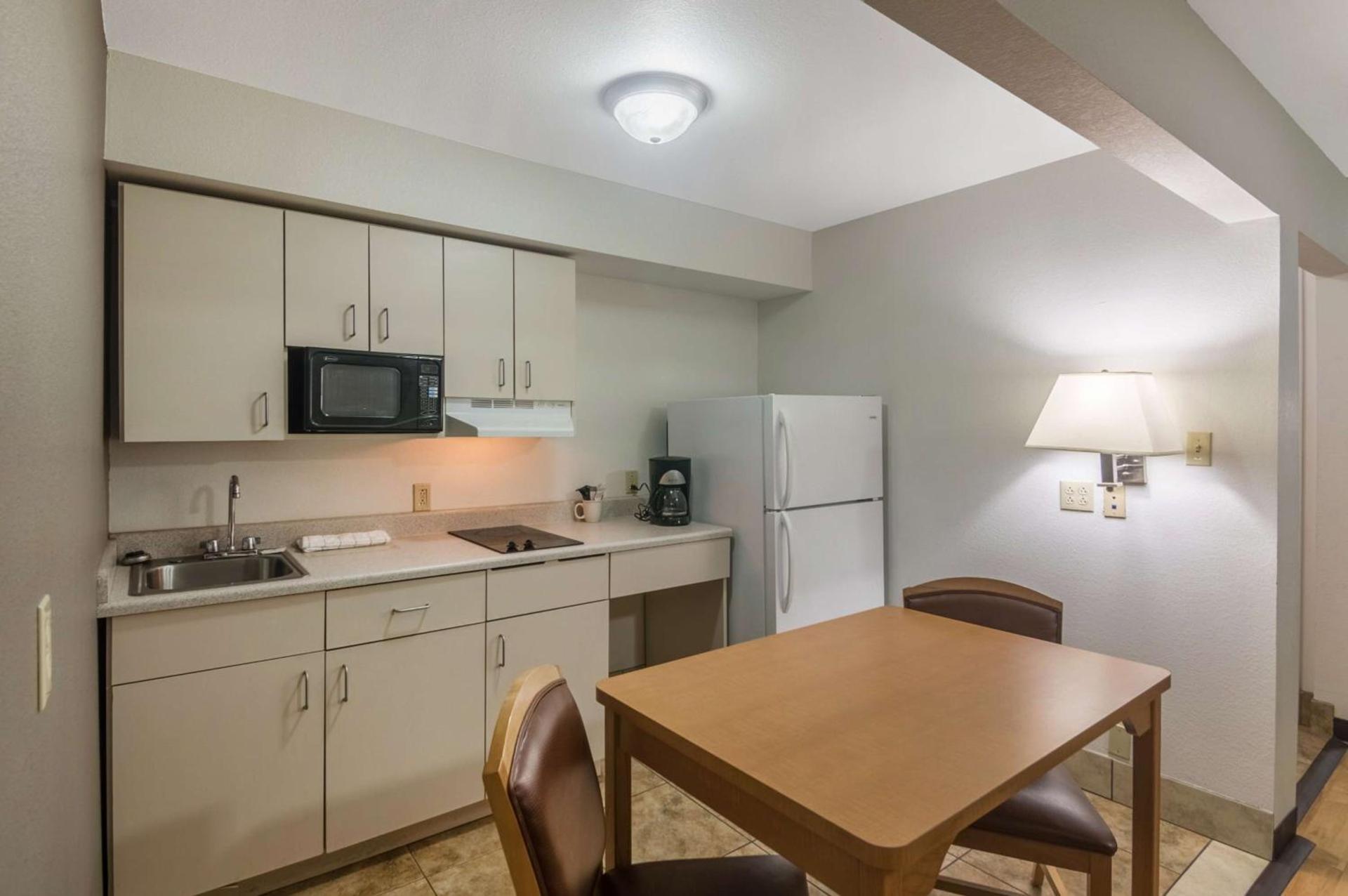 Blue Bonnet Suites -Lubbock, TX - Medical Center photo 20