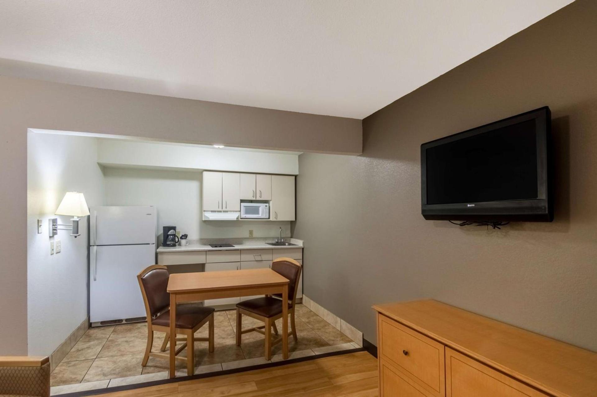 Blue Bonnet Suites -Lubbock, TX - Medical Center photo 21