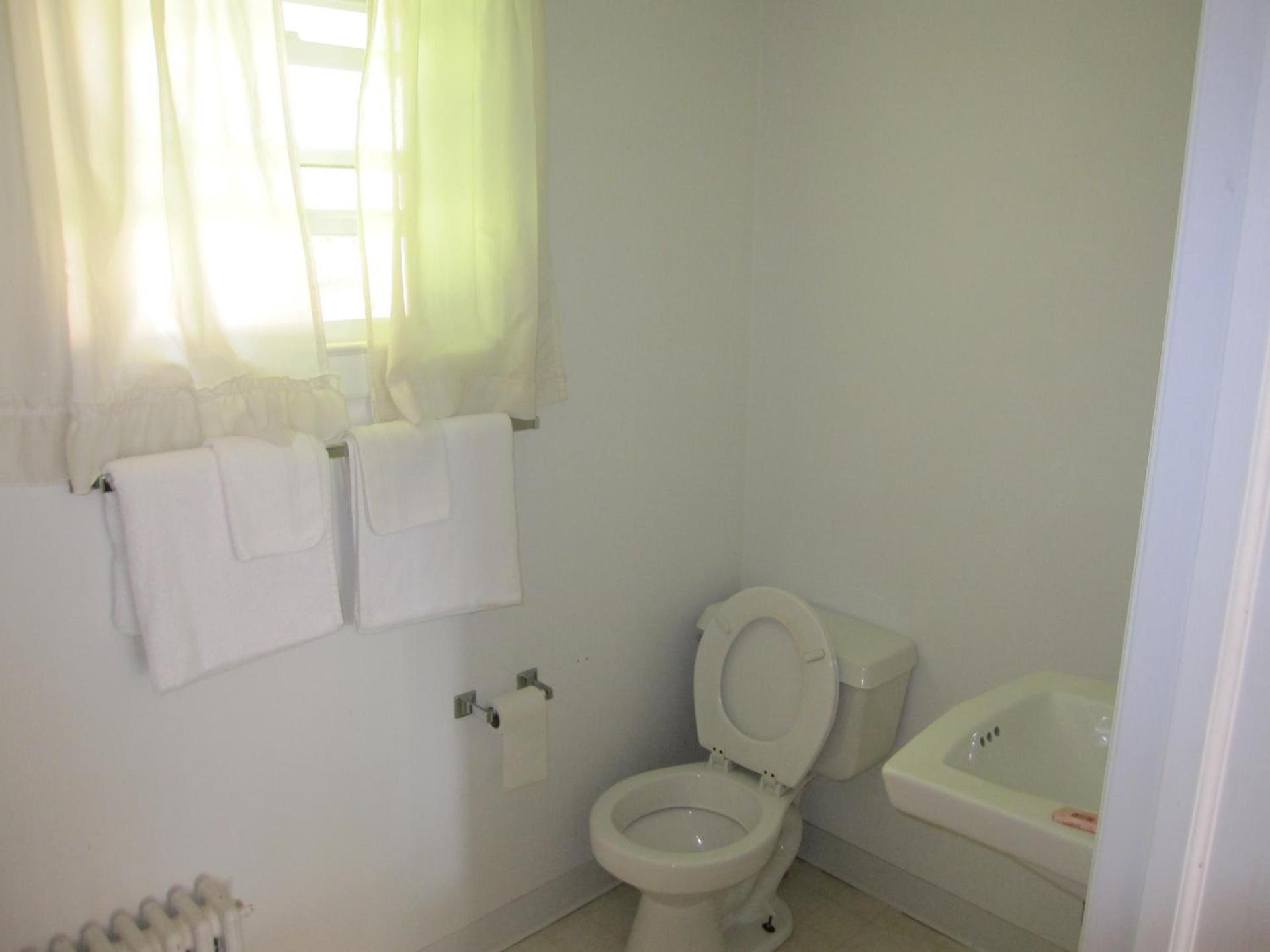 Pinecrest Motel photo 11