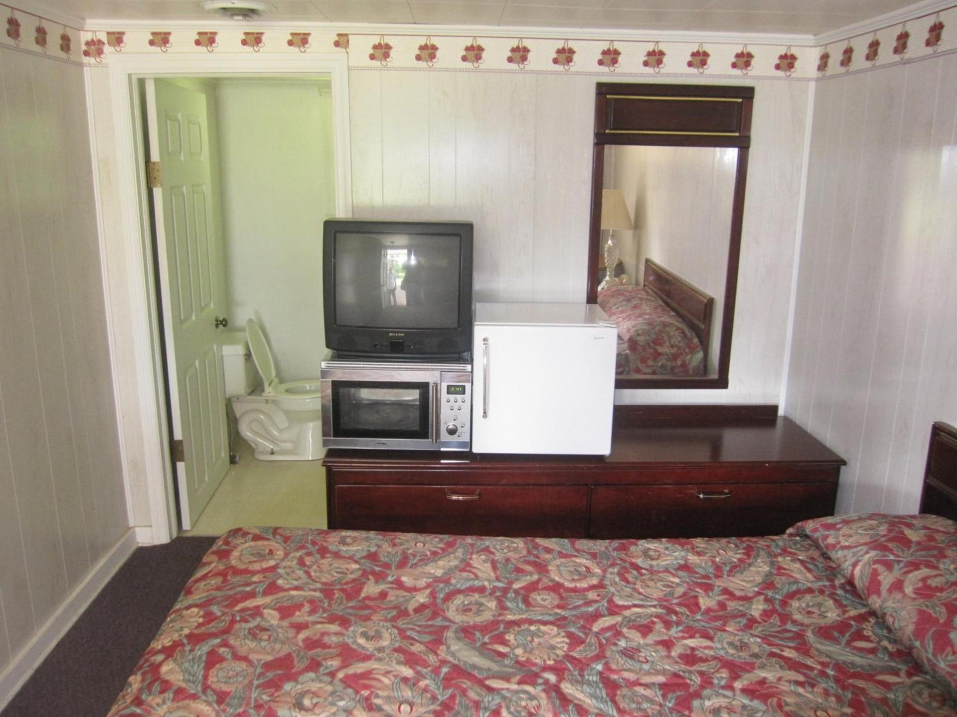 Pinecrest Motel photo 13
