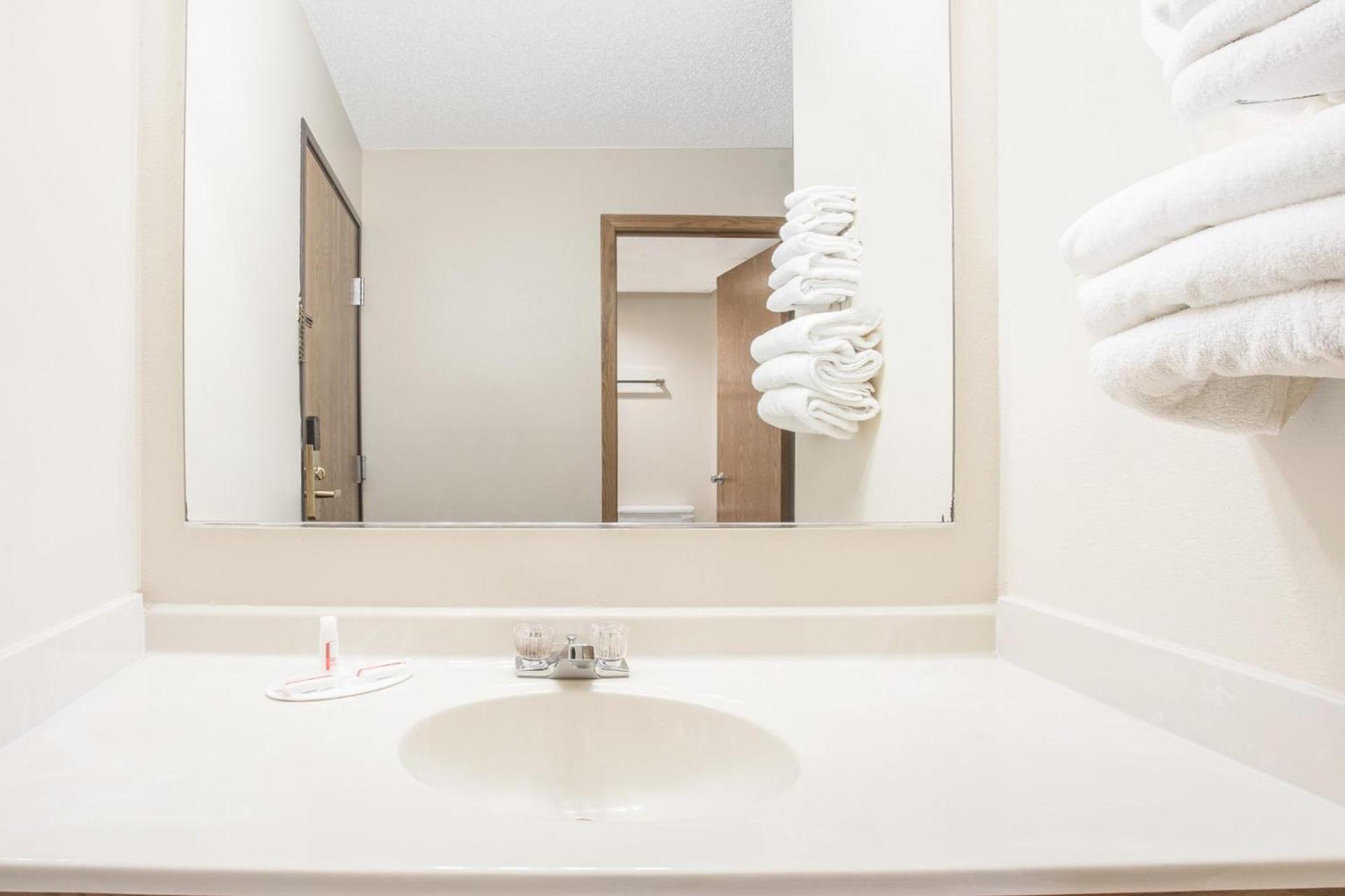 Super 8 by Wyndham Waverly photo 6