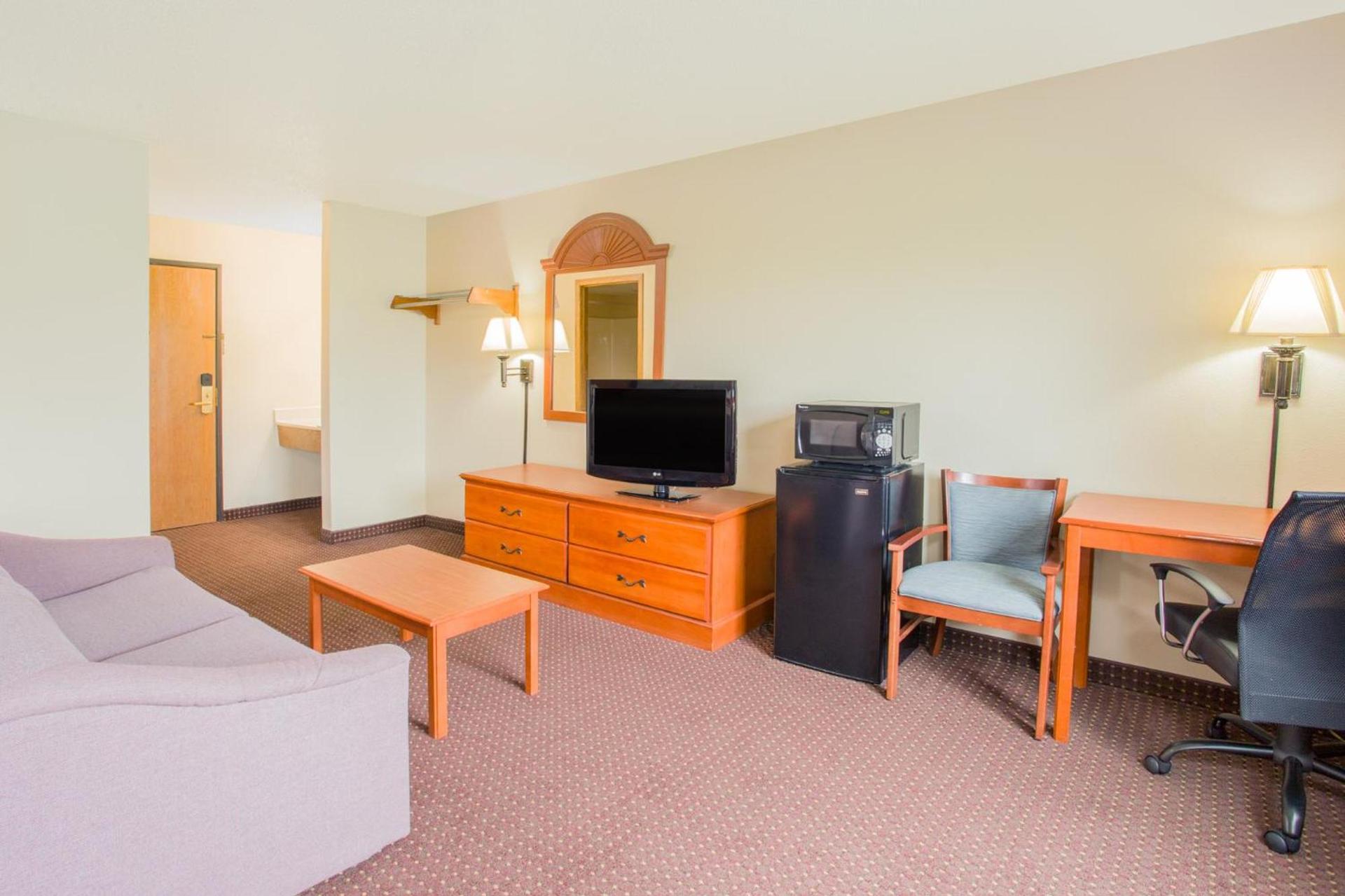 Super 8 by Wyndham Waverly photo 7