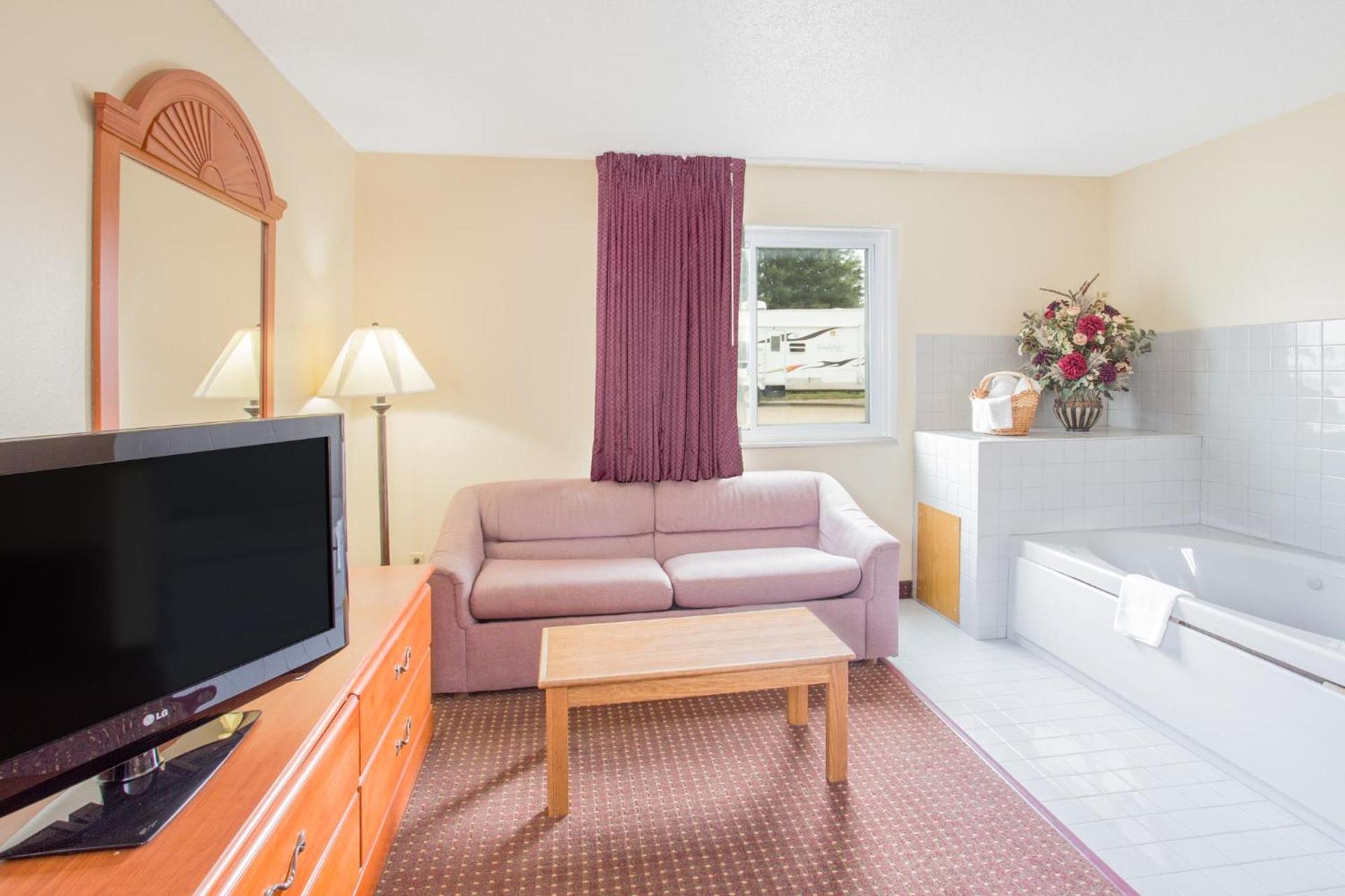 Super 8 by Wyndham Waverly photo 9