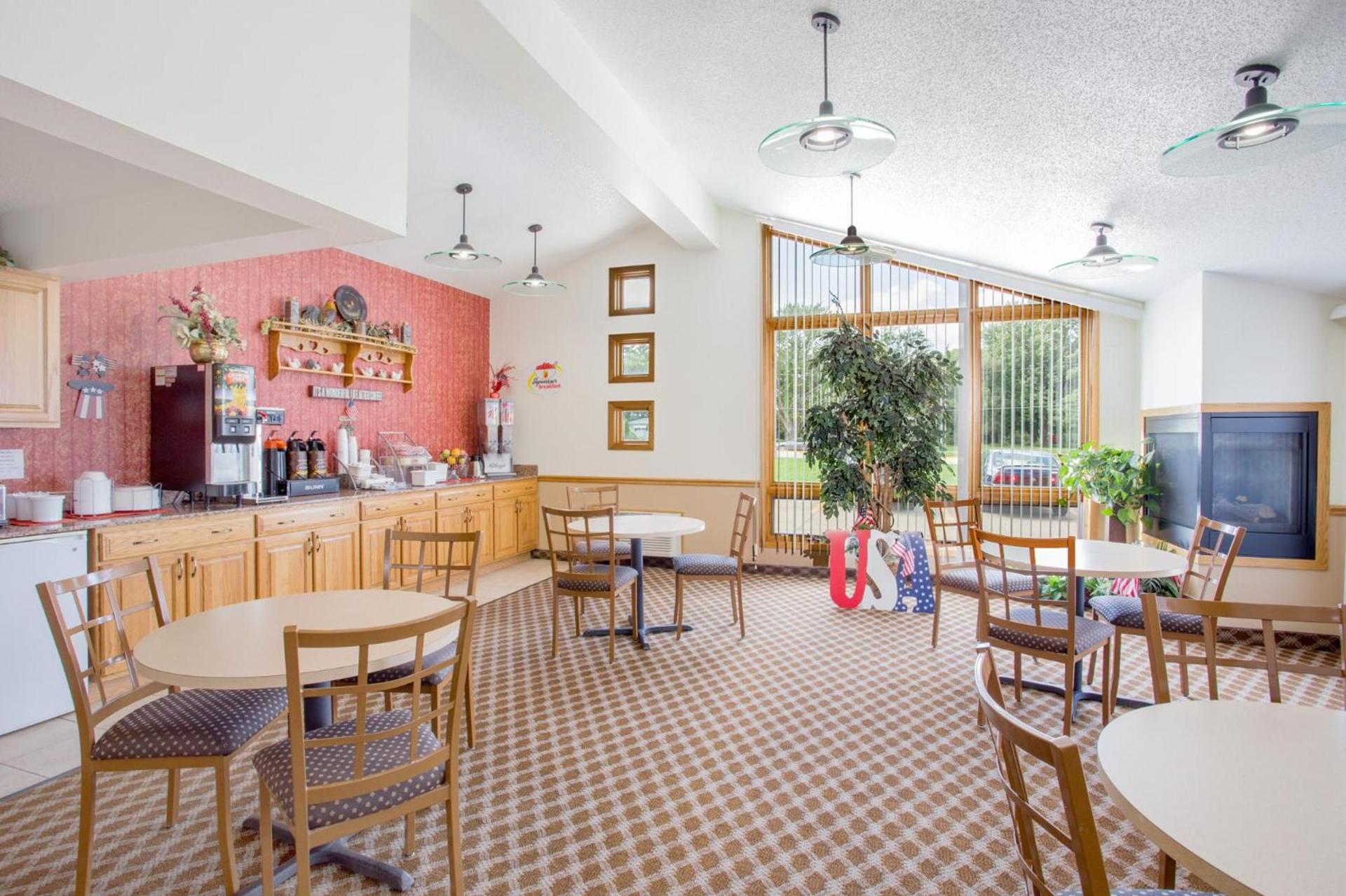 Super 8 by Wyndham Waverly photo 10