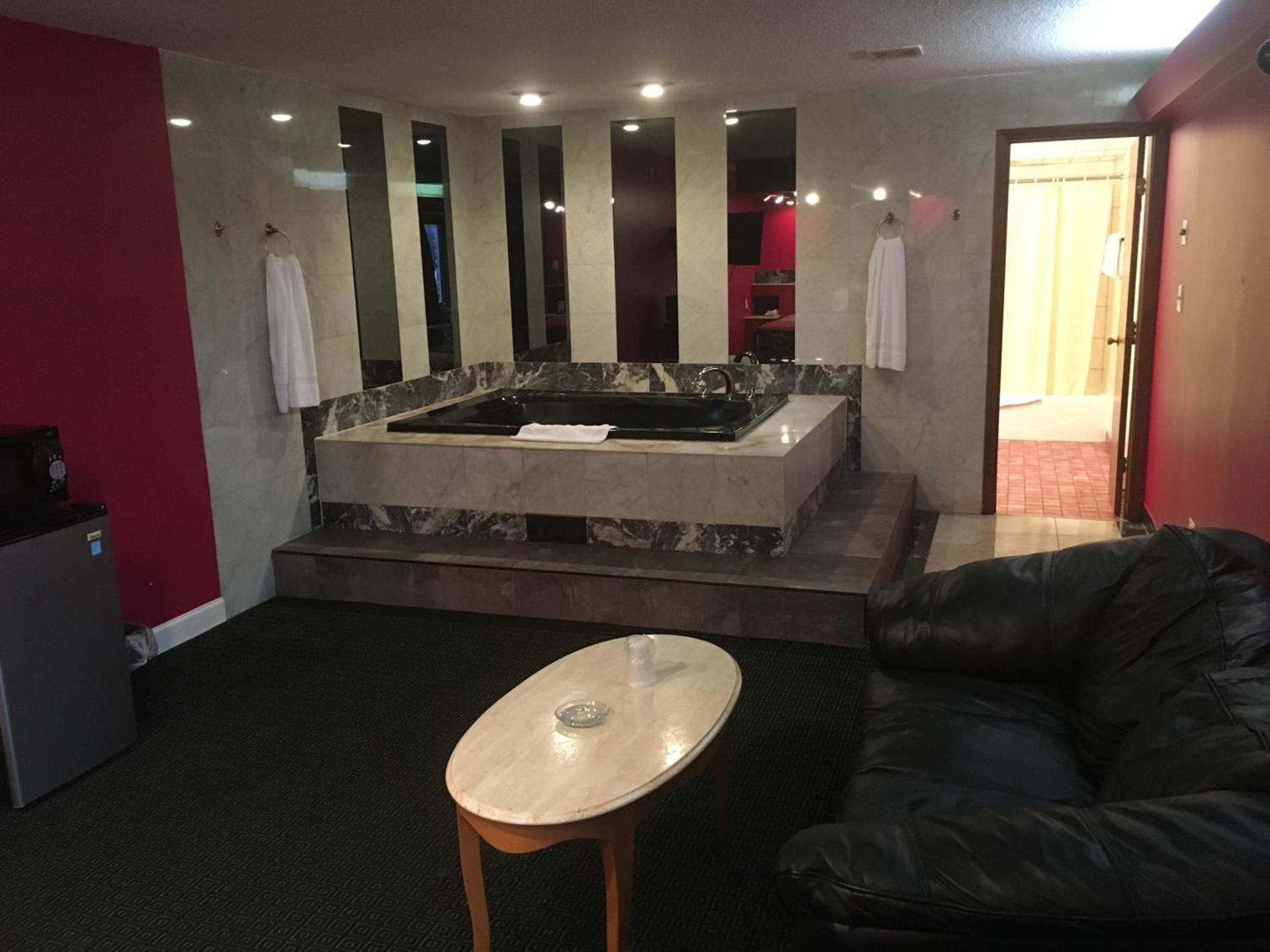Midway Inn & Suites photo 11