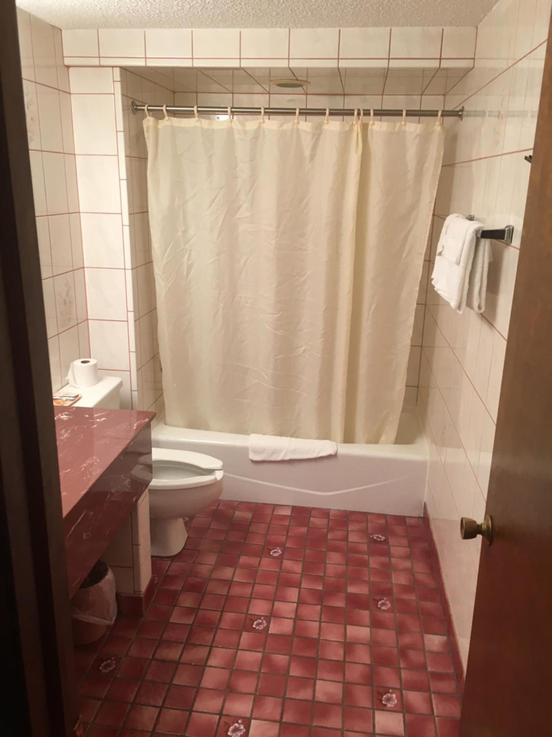Midway Inn & Suites photo 3