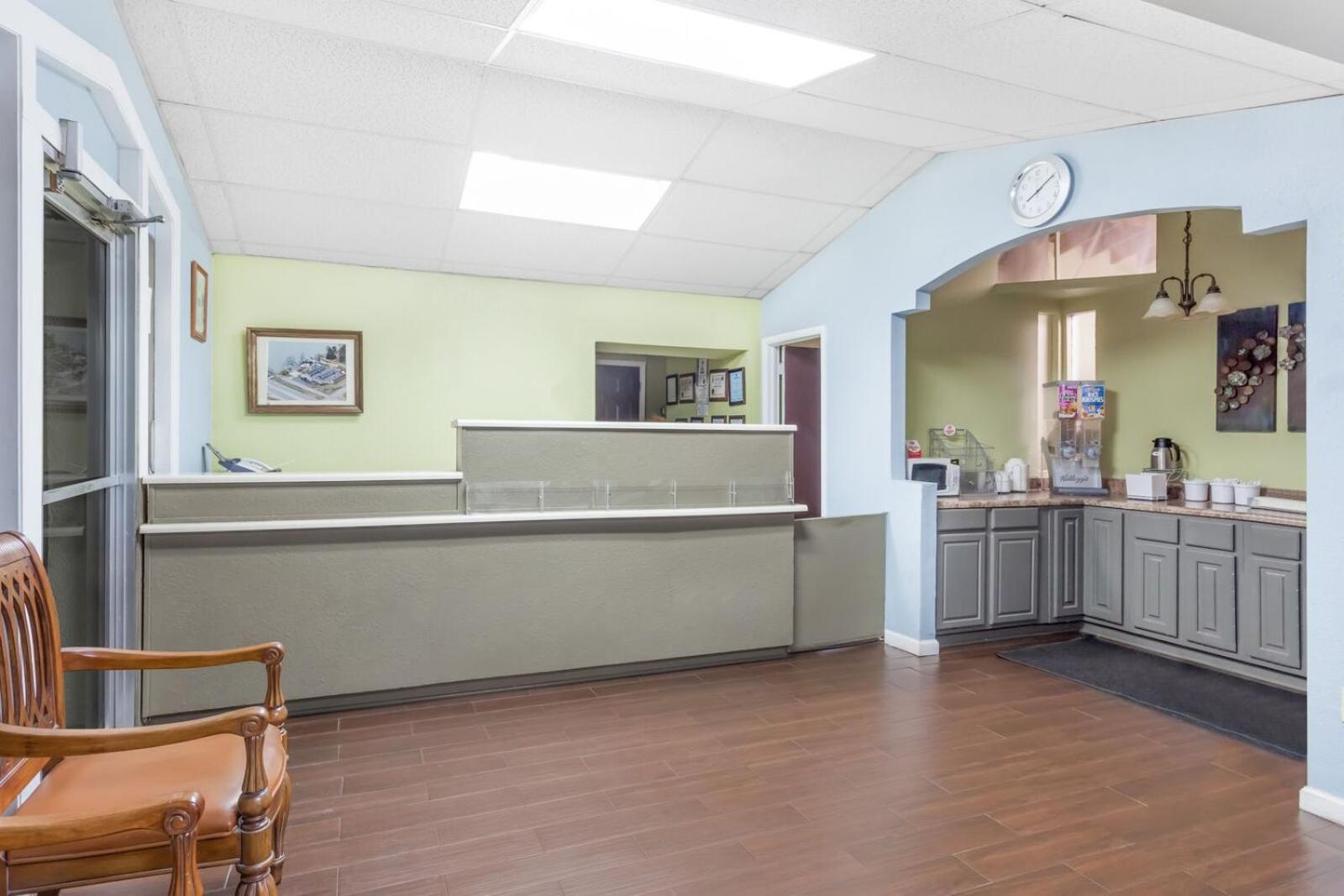 Lake View Inn & Suites photo 14