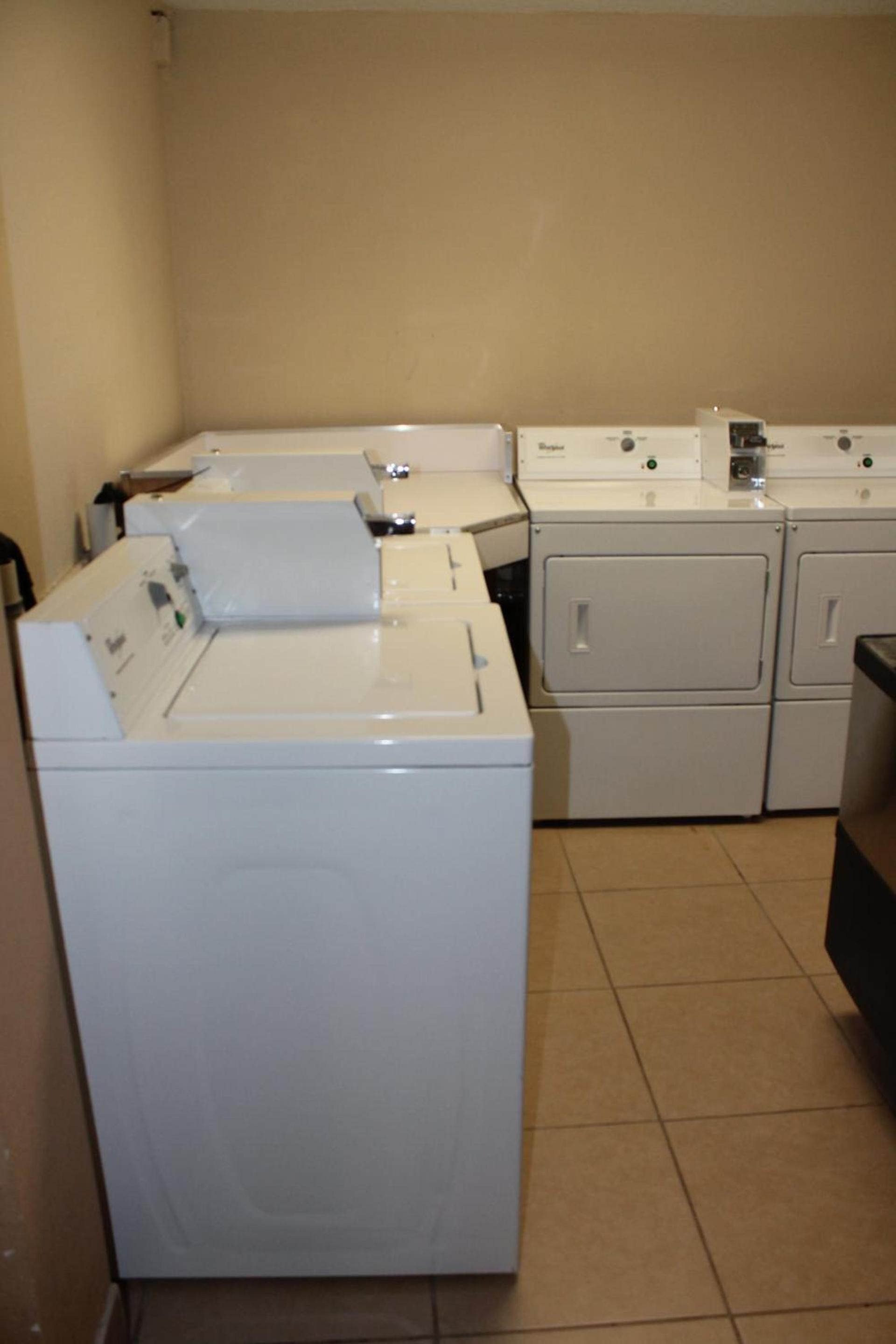 Super 8 by Wyndham Beaumont I-10 College St photo 17