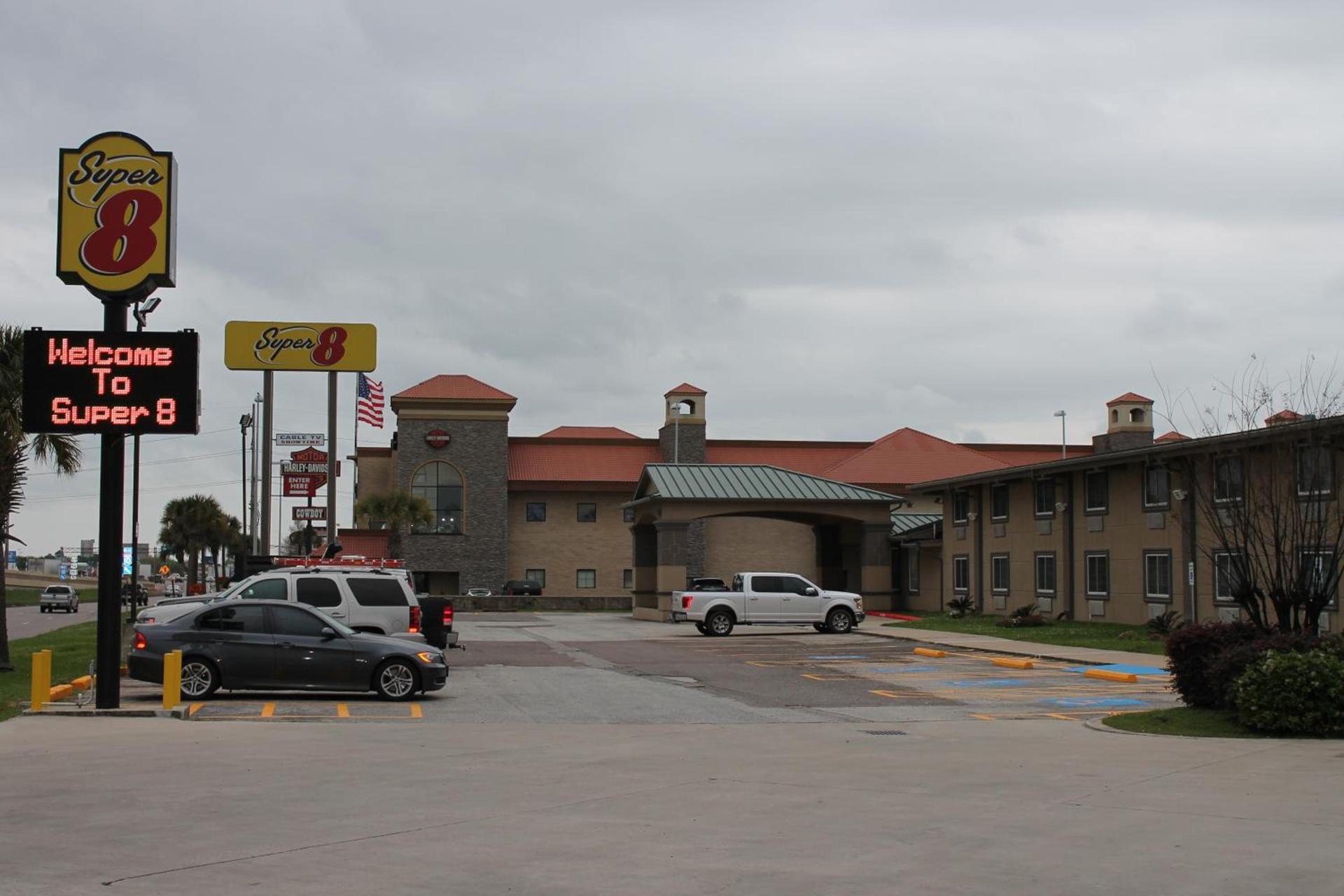 Super 8 by Wyndham Beaumont I-10 College St photo 20