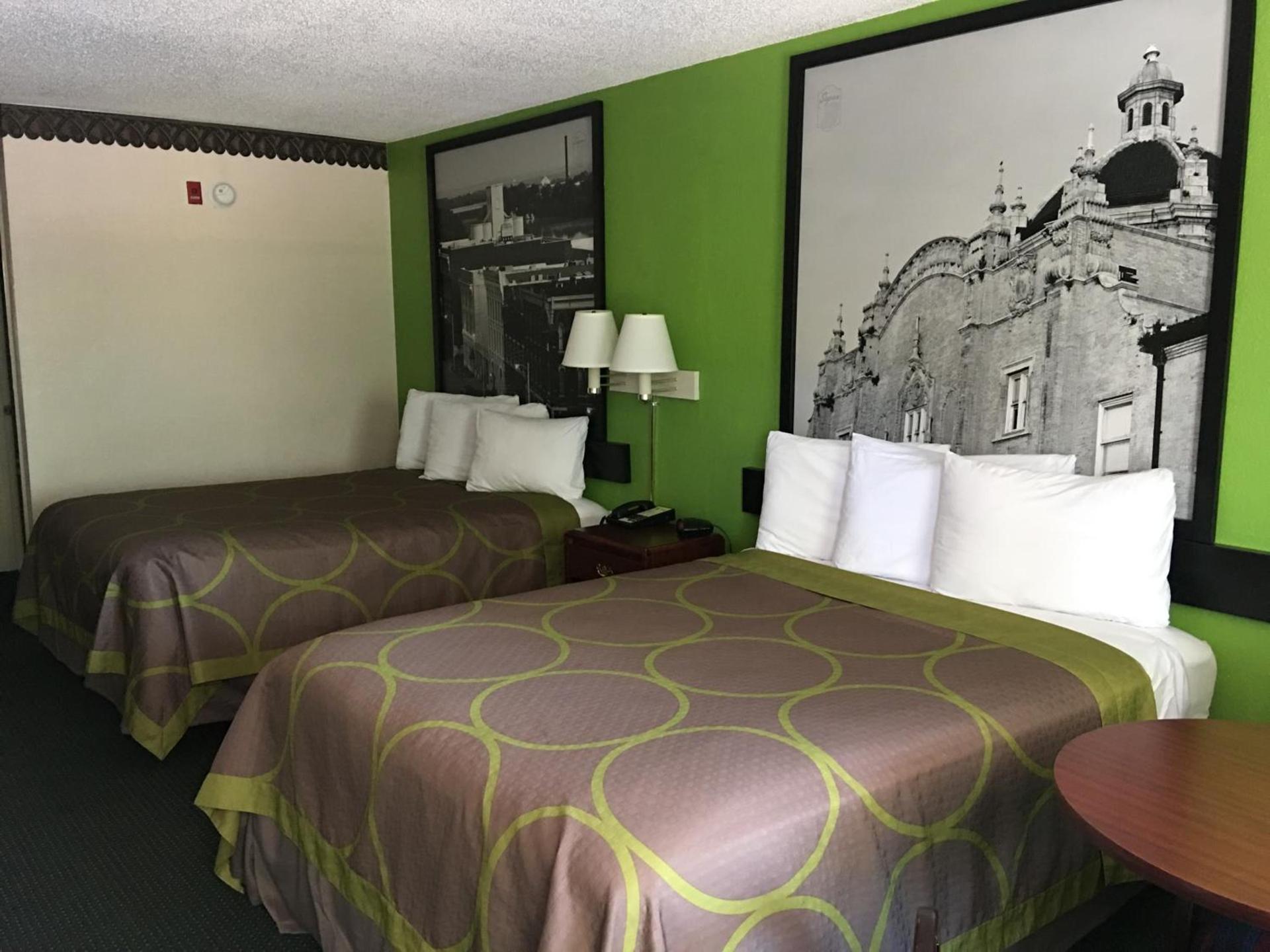 Super 8 by Wyndham Mobile photo 19