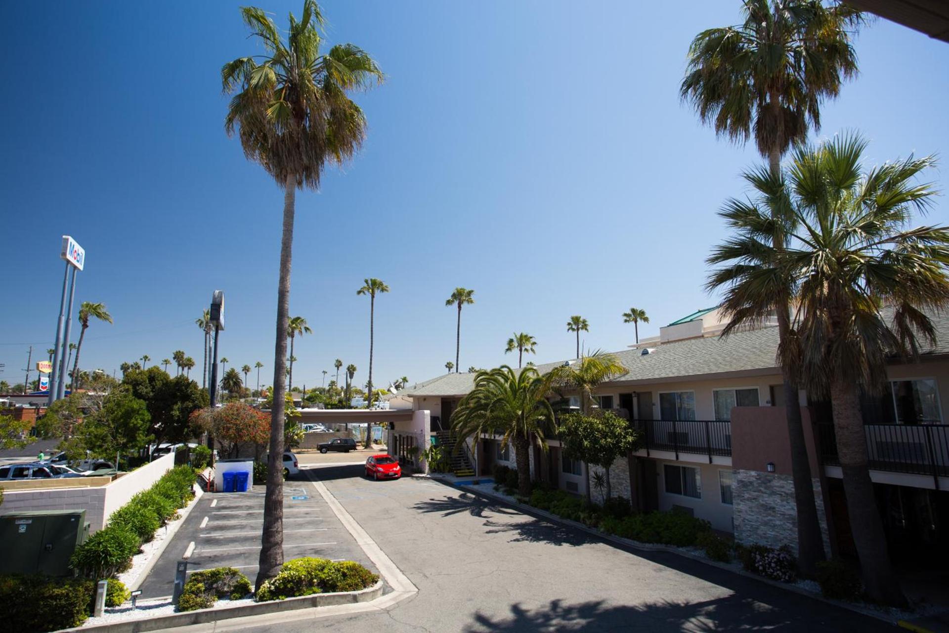 Days Inn by Wyndham Oceanside — hotel in Oceanside