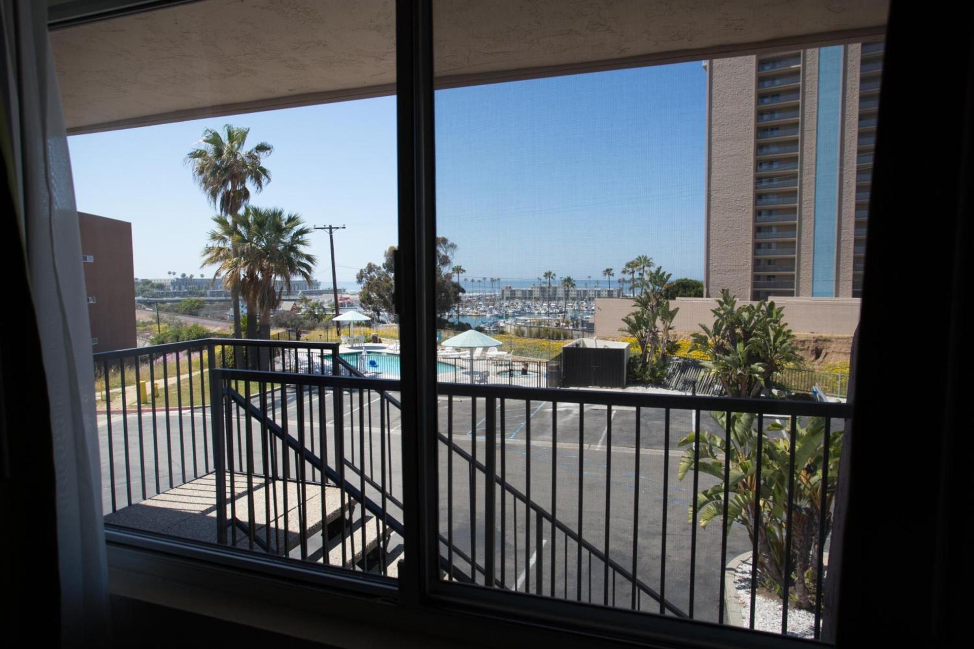 Days Inn by Wyndham Oceanside photo 10